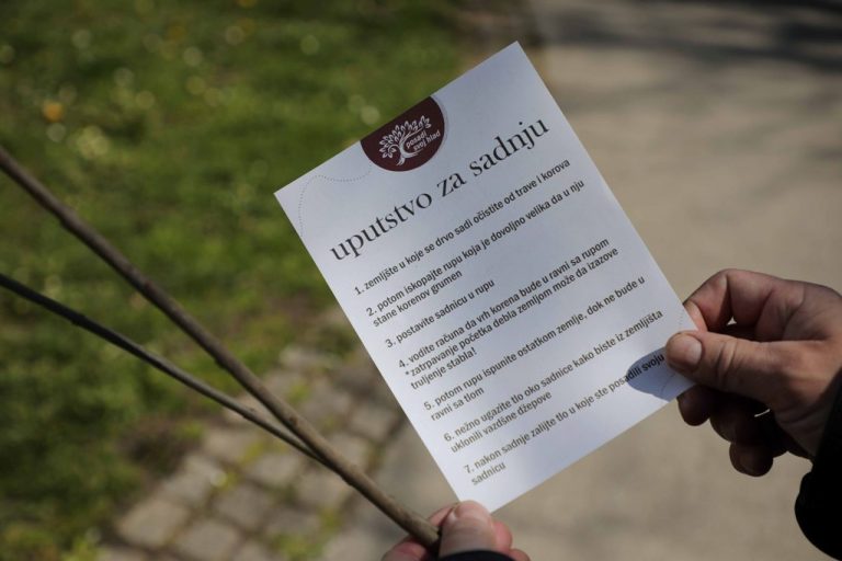 Сваки Ера прави себи хлад од белог јасена: Ужичани у оквиру пројекта “Посади свој хлад” добили 100 садница и упуство за садњу