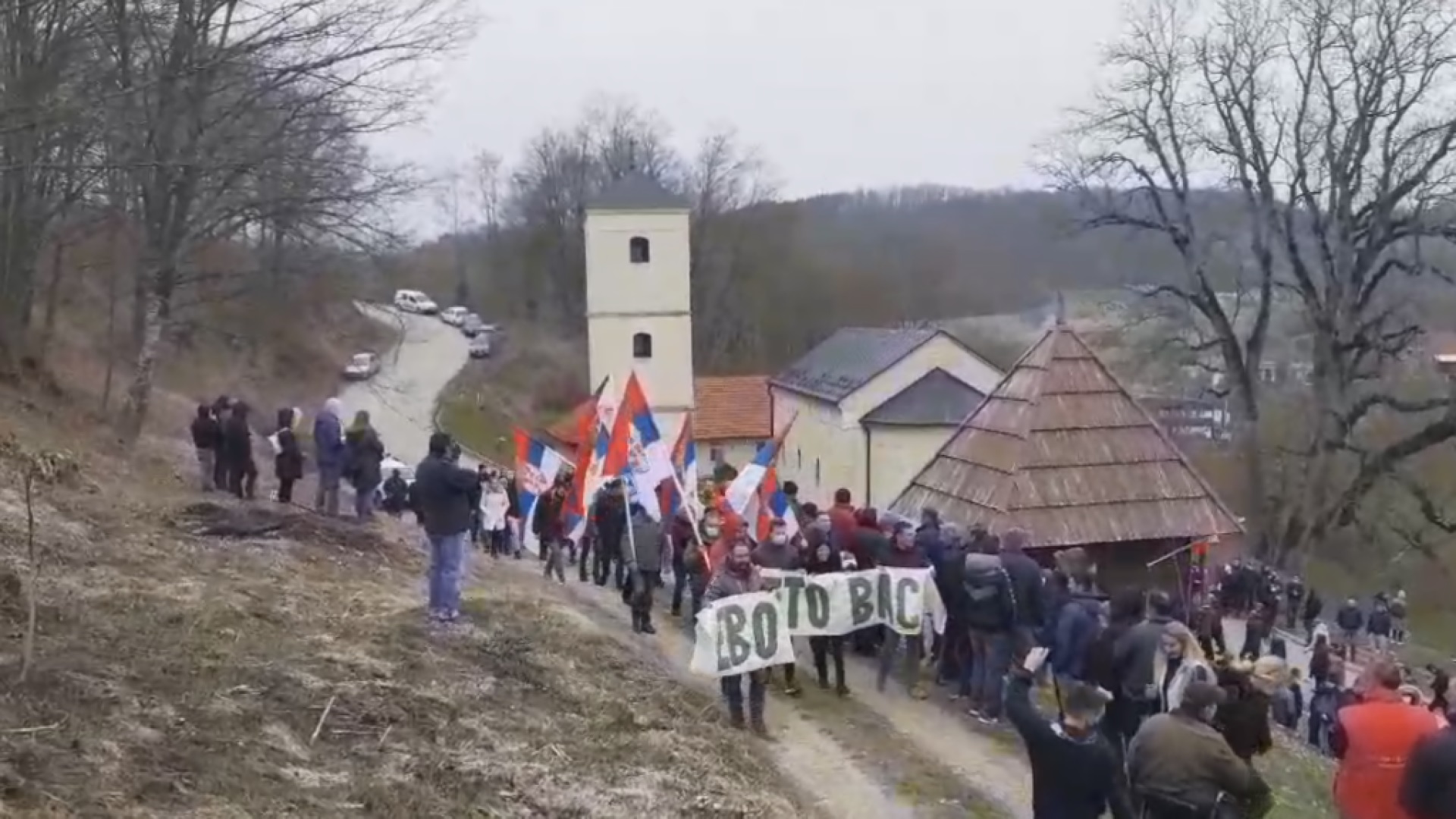 Више од хиљаду мештана протестује у Горњој Добрињи код Пожеге: Незадовољни због најављених геолошких истраживања, страхују од еколошке катастрофе (ФОТО)(ВИДЕО)