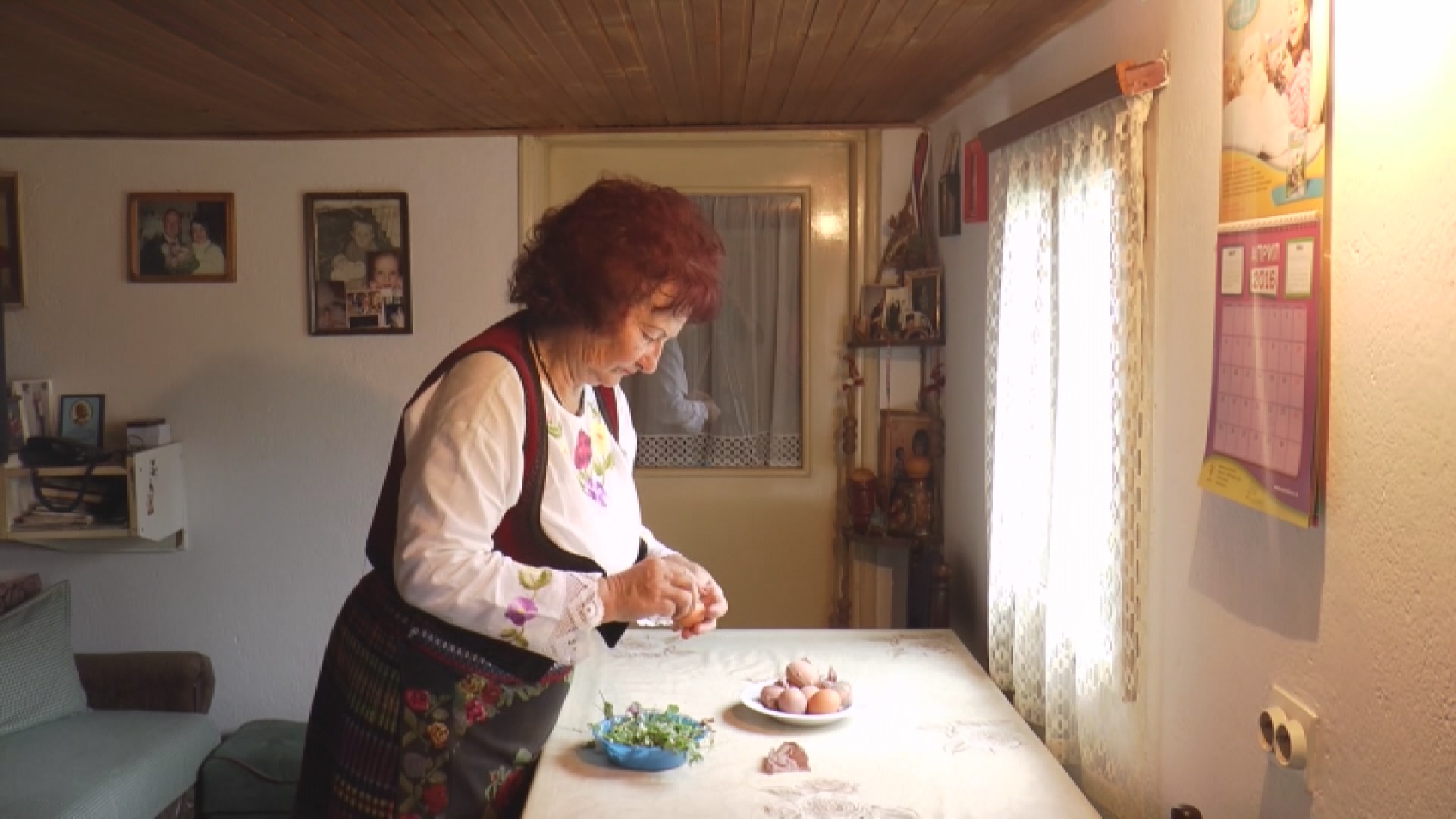Етнолог открива зашто се васкршња јаја најпре фарбају у црвену боју: Чуваркућа од прошле године никако се не баца, већ се враћа у приороду из које је узета, закопава у воћњаке и њиве  (ФОТО)