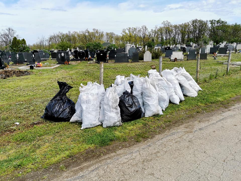 Велико браво за овај потез: Мештани села Белосавци код Тополе након дивље депоније сами очистили и сеоско гробље