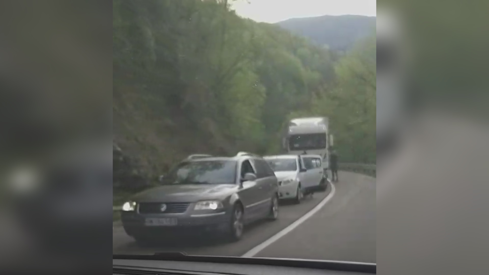 Паклени понедељак за возаче: Километарске колоне и на магистралном путу од Златибора ка Гостуну, туристи из Црне Горе након одмора враћају се кући (ВИДЕО)