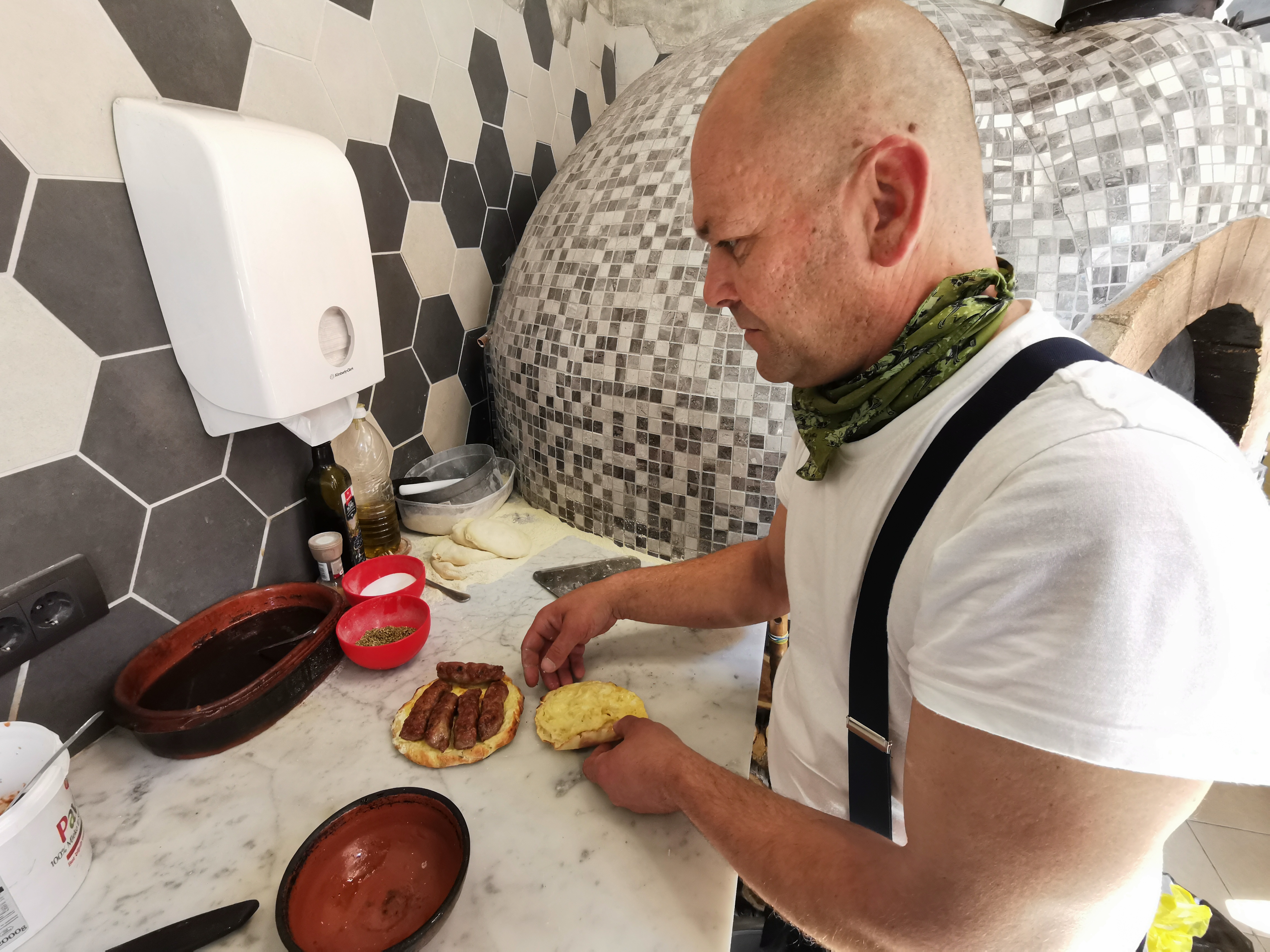 Нова српска калоријска бомба због које креће вода на уста: Масне „ћелепиње“ су спој новопазарских ћевапа и златиборског чувеног специјалитета, ко броји калорије може само да их гледа (ФОТО)