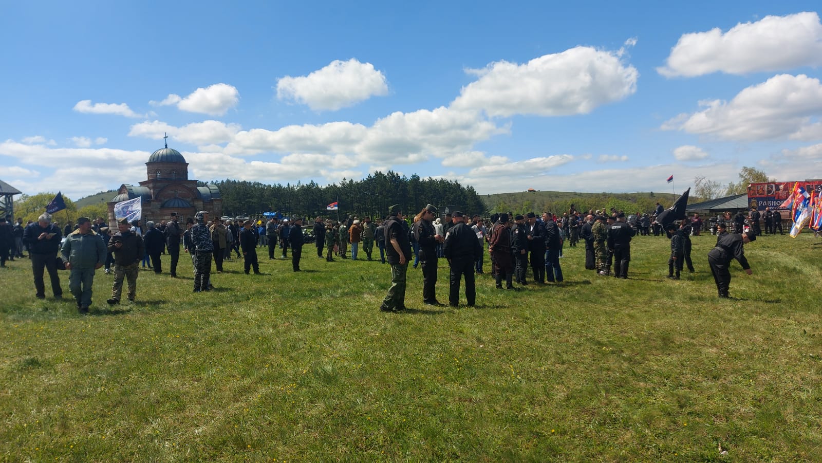 На Равној Гори окупило се неколико хиљада људи како би обележили дан када је Дража покренуо устанак, фото: РИНА