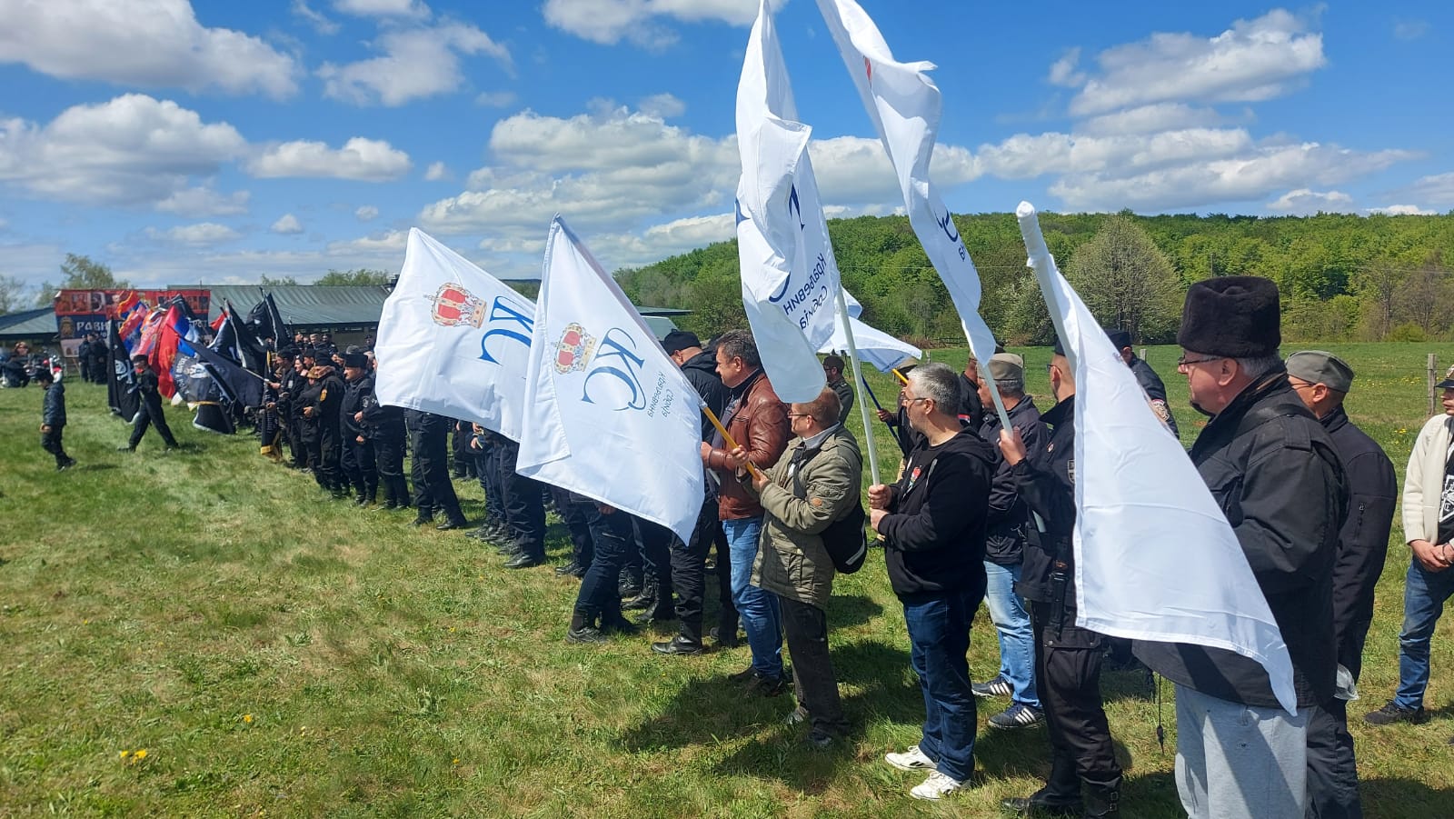 На Равној Гори окупило се неколико хиљада људи како би обележили дан када је Дража покренуо устанак, фото: РИНА