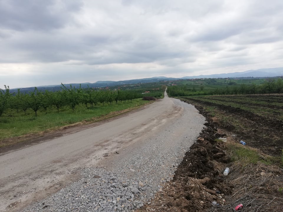 Топољани се понадали да ће добити асфалт до својих кућа/ Фото: РИНА