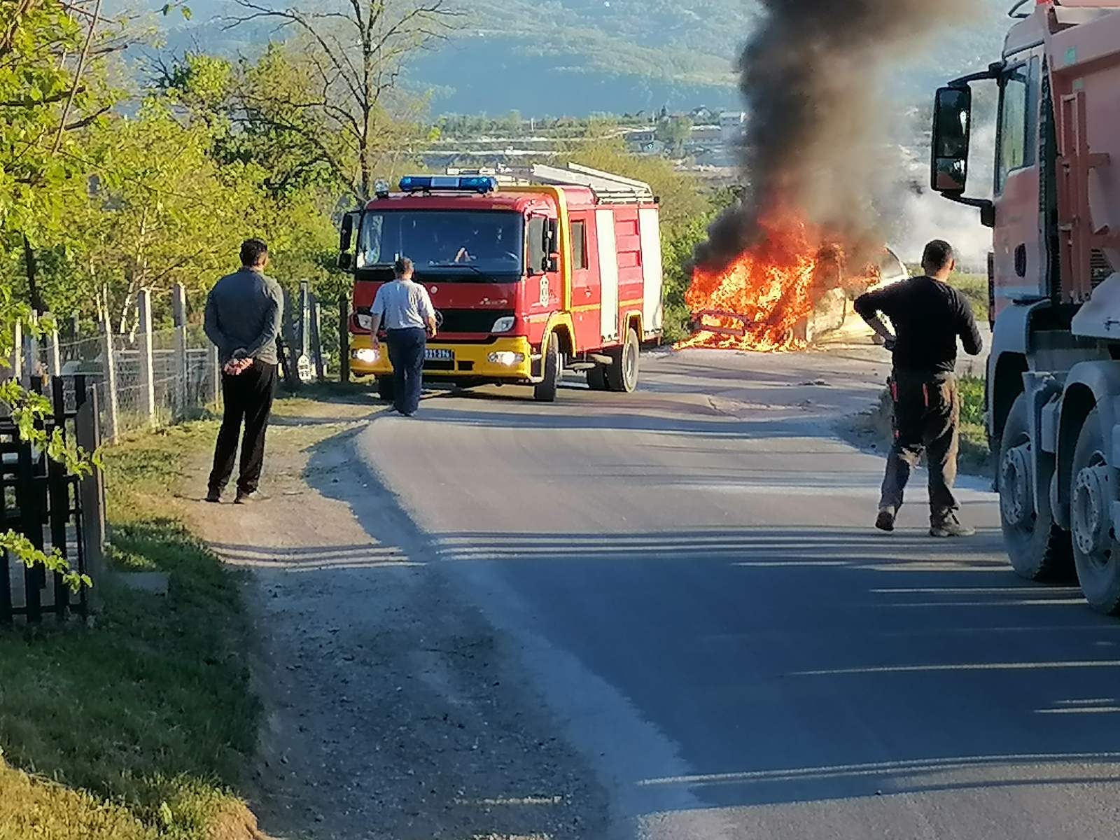 Буктиња на локалном путу: У селу Вранићи код Чачка запалио се аутомобил, ватрогасци брзо интервенисали (ФОТО)