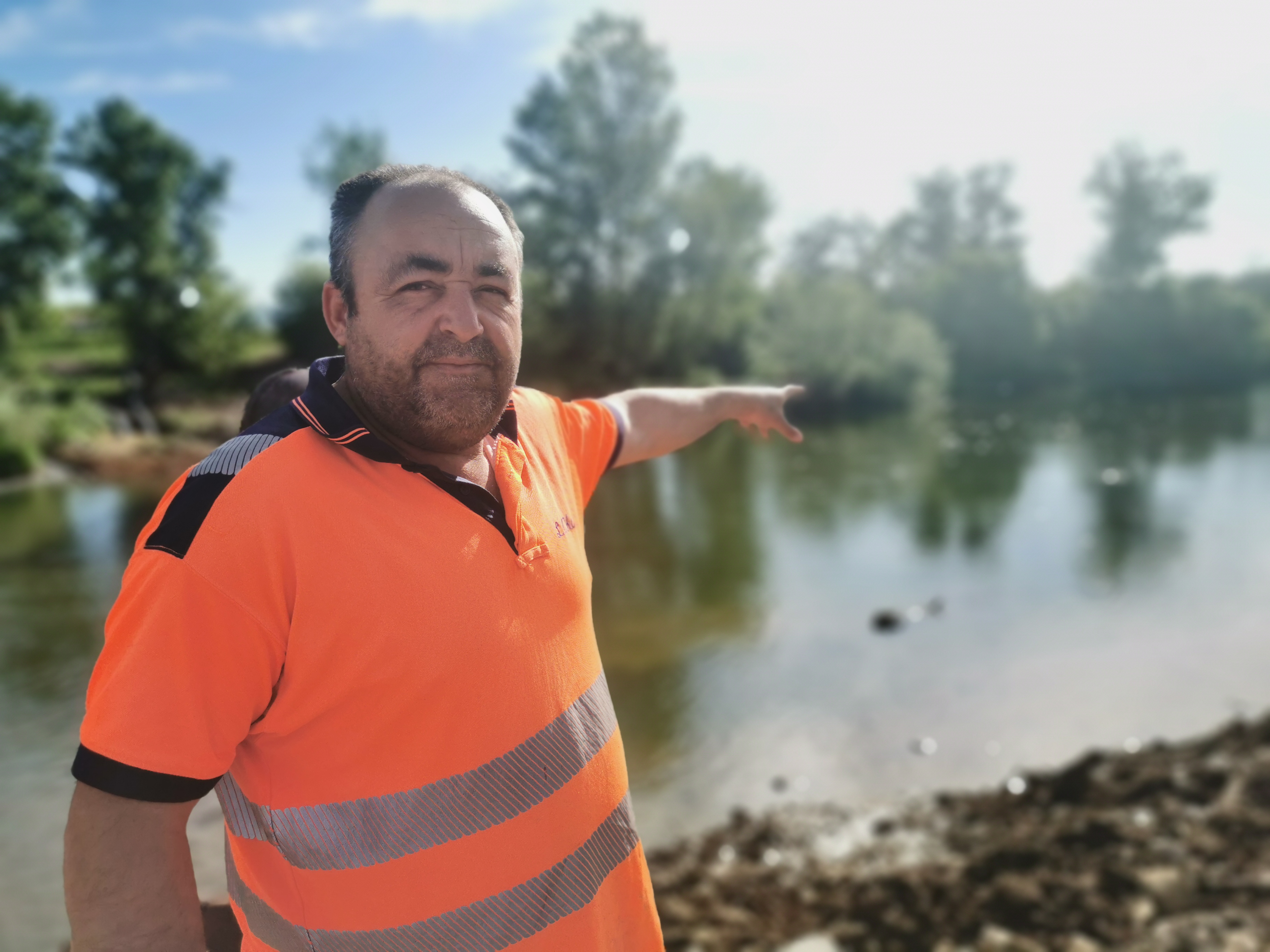 Слободан је херој који је спасао жену из хладне Западне Мораве: Секунде су је делиле од сигурне смрти (ФОТО)