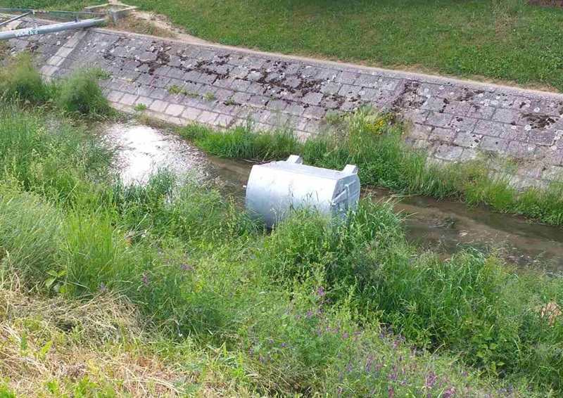 Вандали два контејнера гурнули у речно корито, фото: ЈКП "Комуналац"