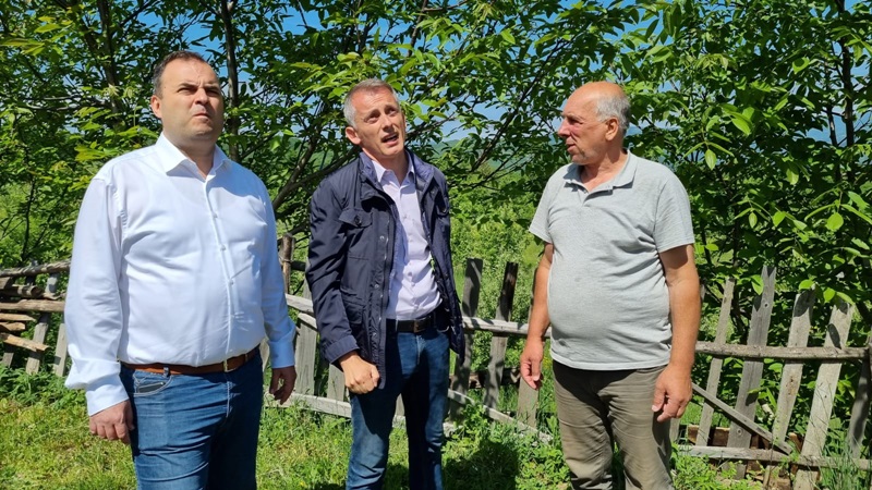 Један Вучићев долазак у Пријепоље решио вишегодишњи проблем: Дрвени стубови се мењају за бетонске, сигурније снабдевање струјом за мештане Хисарџика (ФОТО)