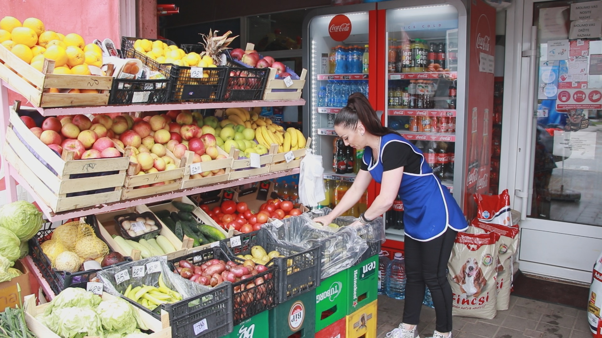 Од певачице до продавачице: Љубица је због корона вируса морала да промени професију, али није очајавала и тражила помоћ, већ је микрофон заменила радном униформом (ФОТО)(ВИДЕО)