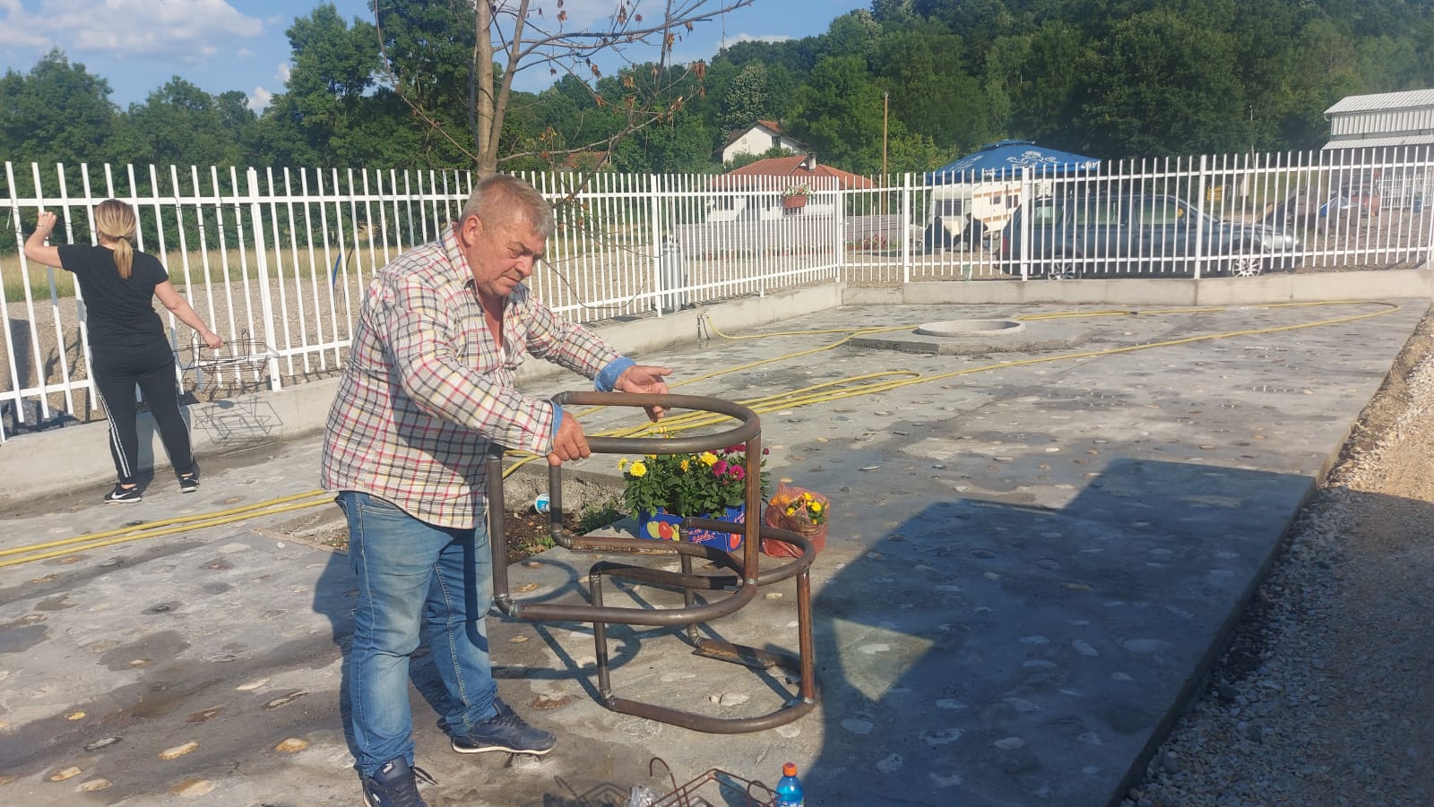 Раде Храм је прво сахрањивао Краљевчане, а онда одлучио да их љуља: Највећа љуљашка у Европи монтира се у Дракчићима код Краљева