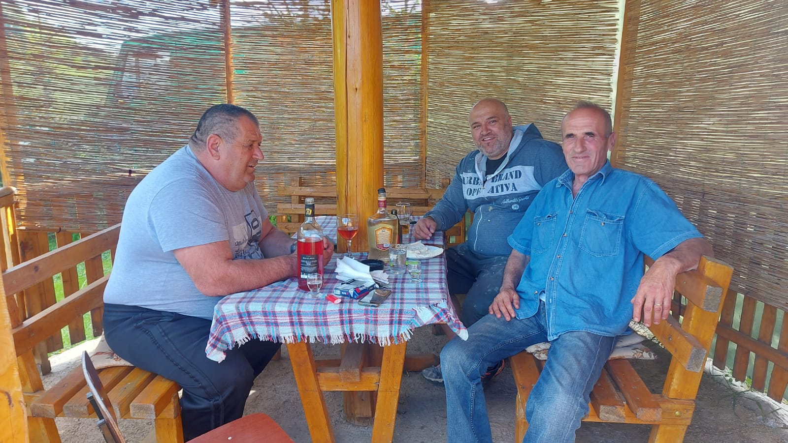 Ихмо иако је отишао у пензију не жели да одмара, већ да гости људе и ужива са мераком/ / Фото: РИНА
