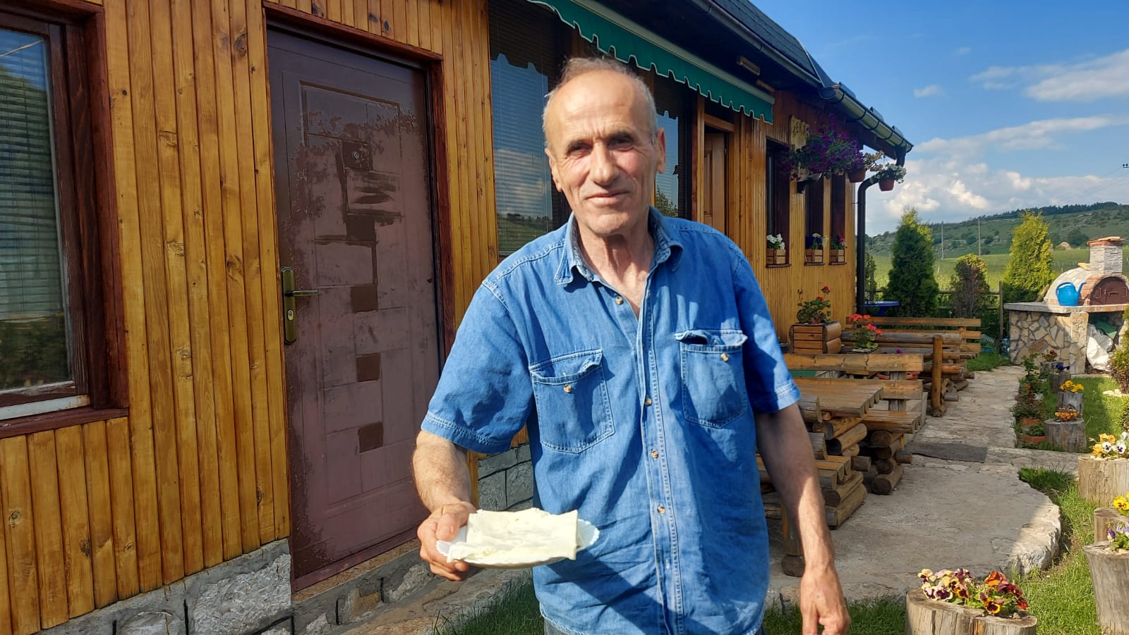 Ихмо иако је отишао у пензију не жели да одмара, већ гости људе и ужива са мераком: Ово је место на Пештеру које спаја све добре људе (ФОТО) 