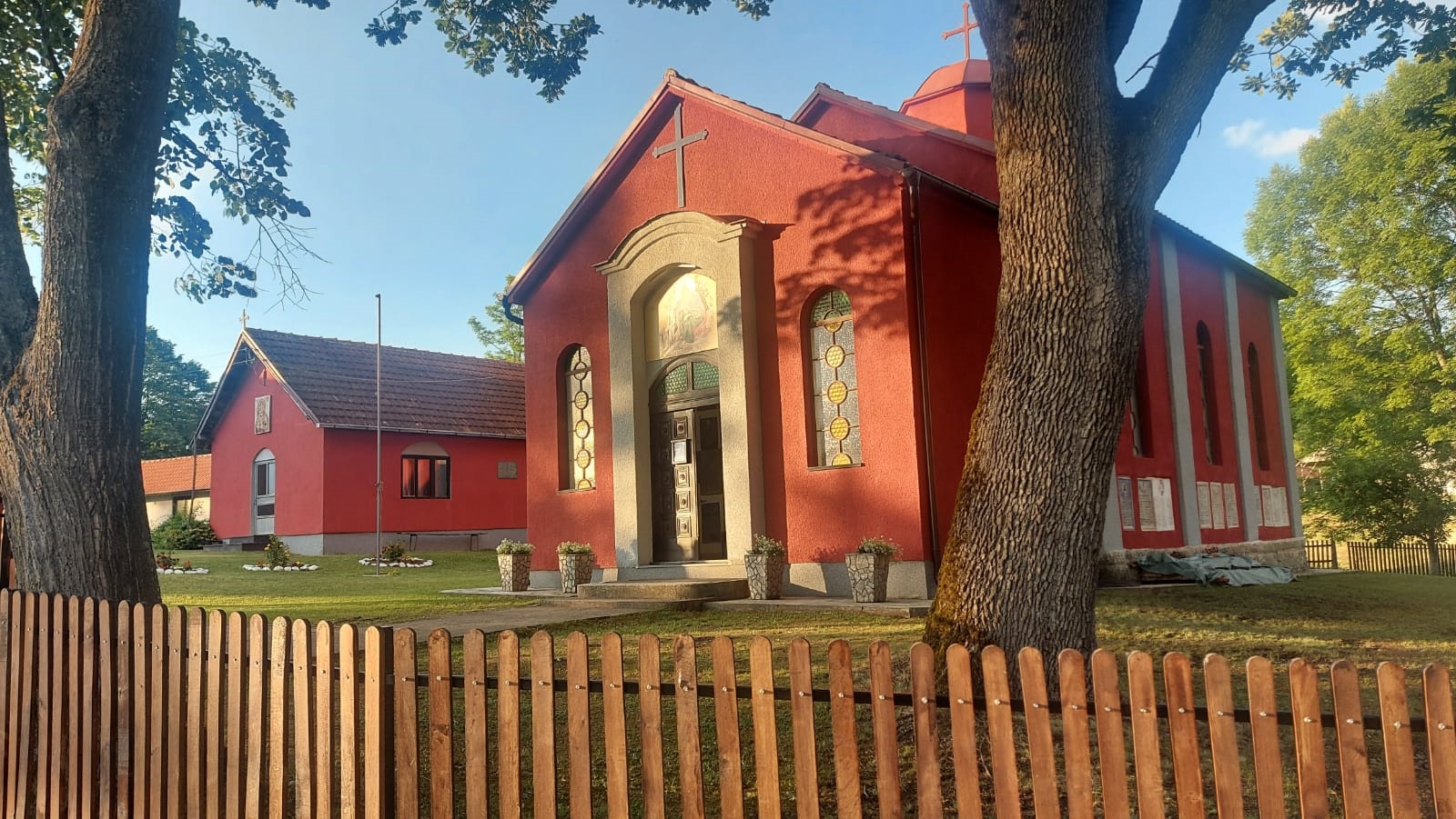 Све је добро кад се Срби сложе: Осликава се црква у селу Каменица након скоро 100 година захваљујући добровољним прилозима и пожртвованом свештенику