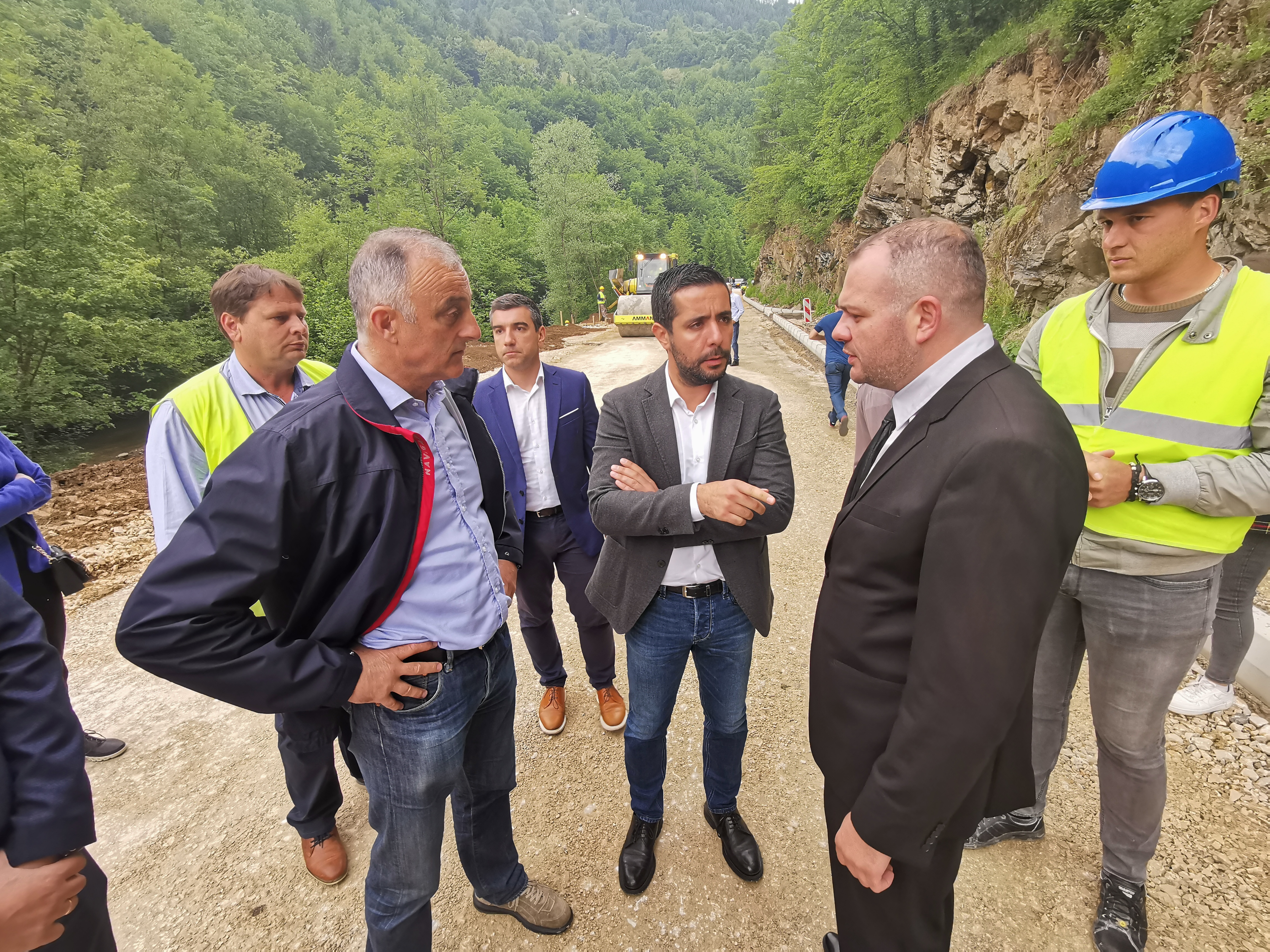 Министар Момировић обишао радове на изградњи пута, фото: РИНА