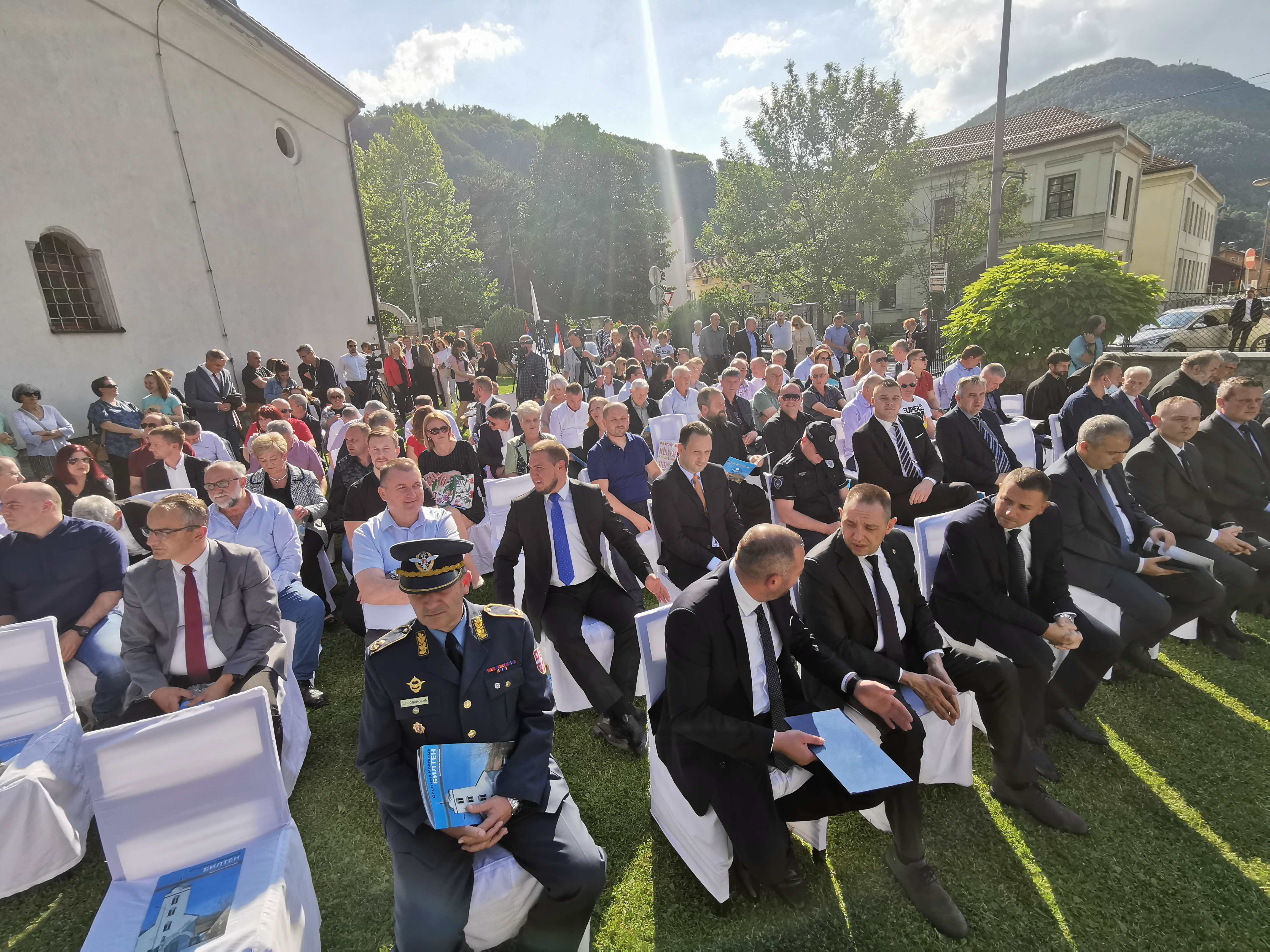 Корона, поплаве, домаћинства окована дубоким снегом