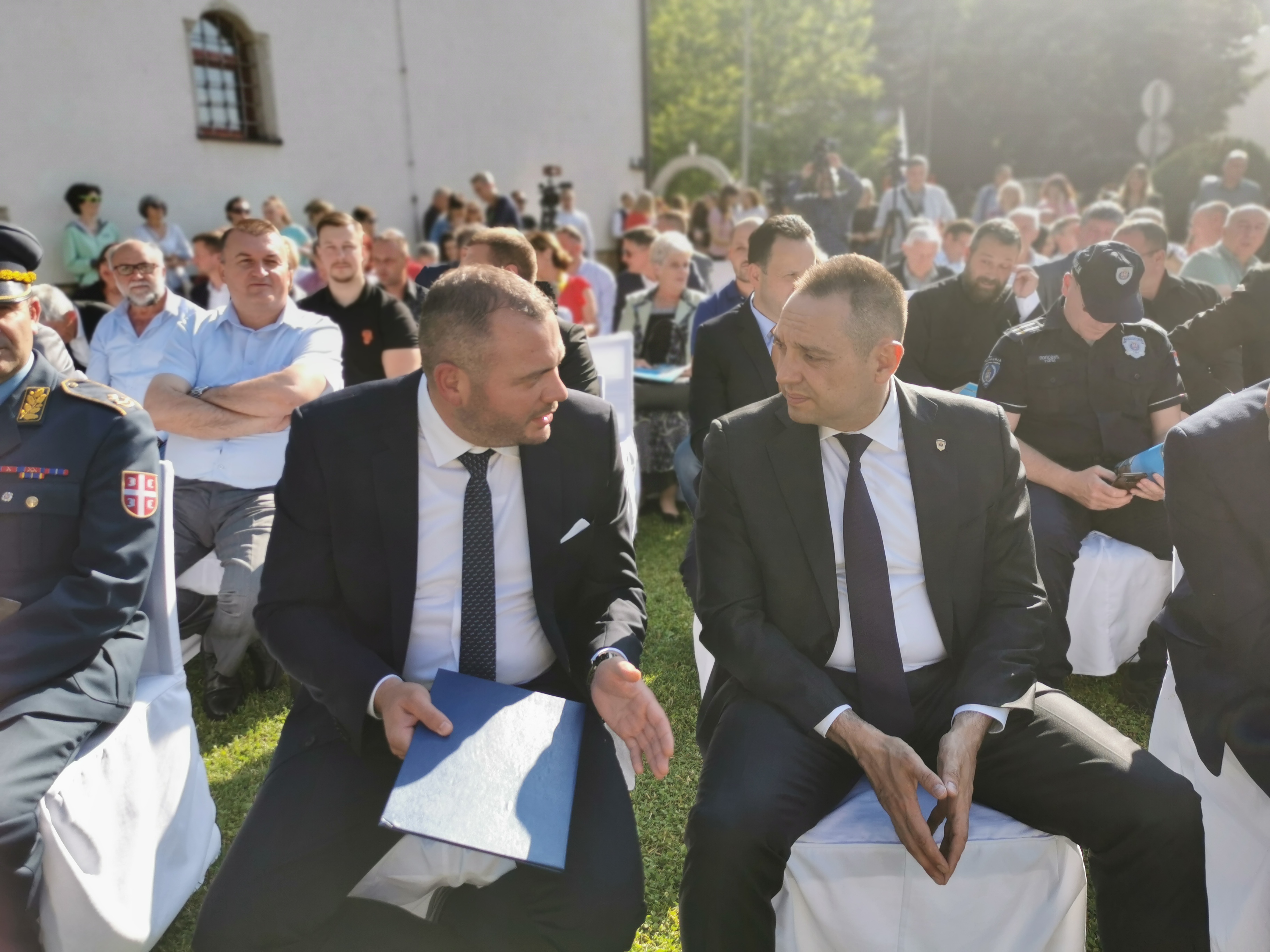 Корона, поплаве, домаћинства окована дубоким снегом