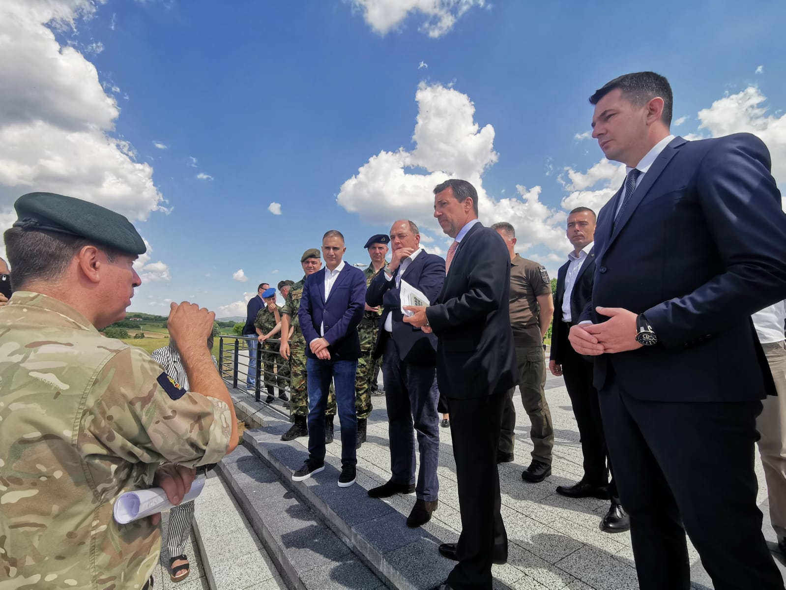Британски министар одбране војним хеликпотером слетео на Горски аеродром у Прањанима