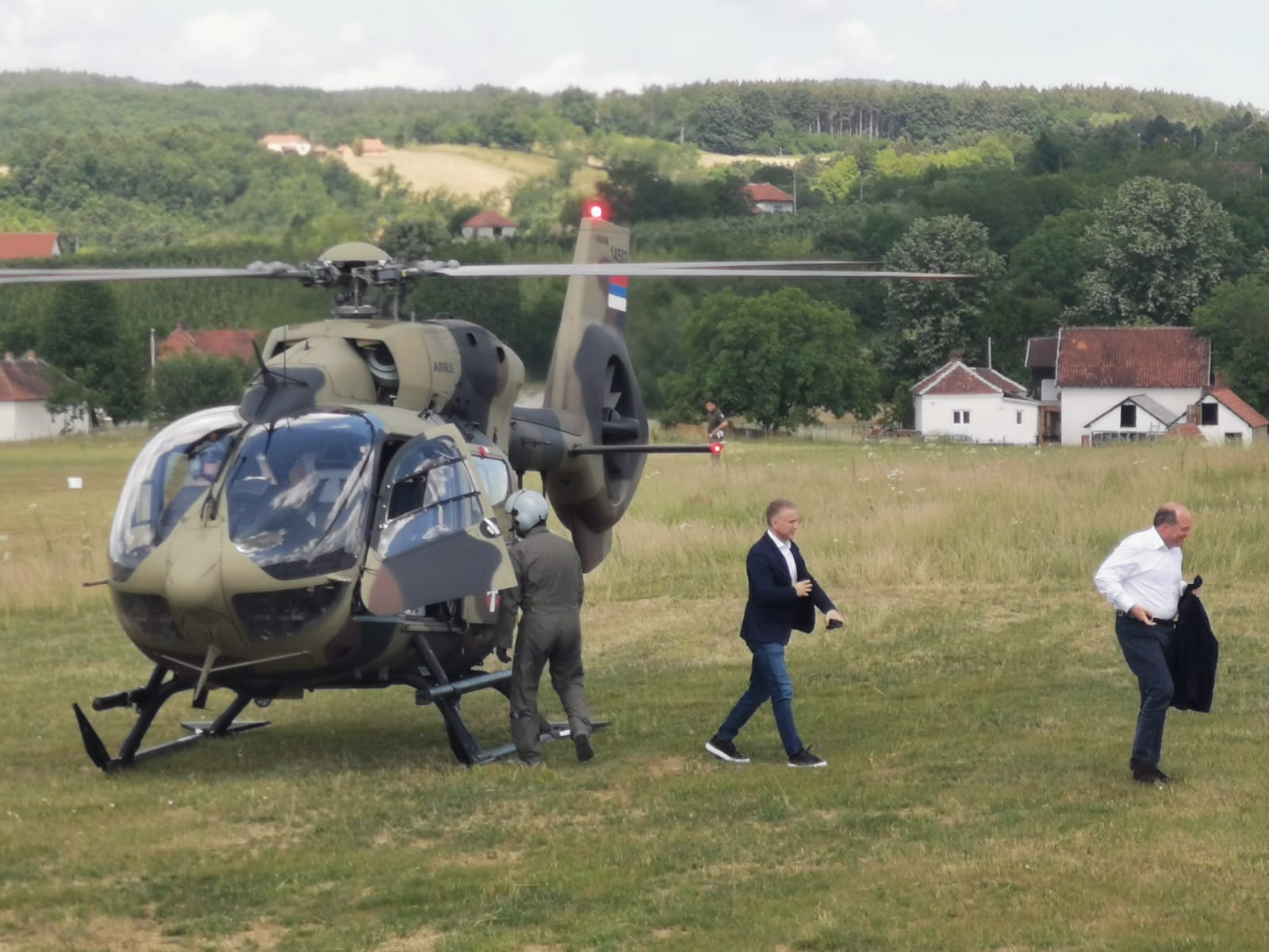 Британски министар одбране војним хеликпотером слетео на Горски аеродром у Прањанима