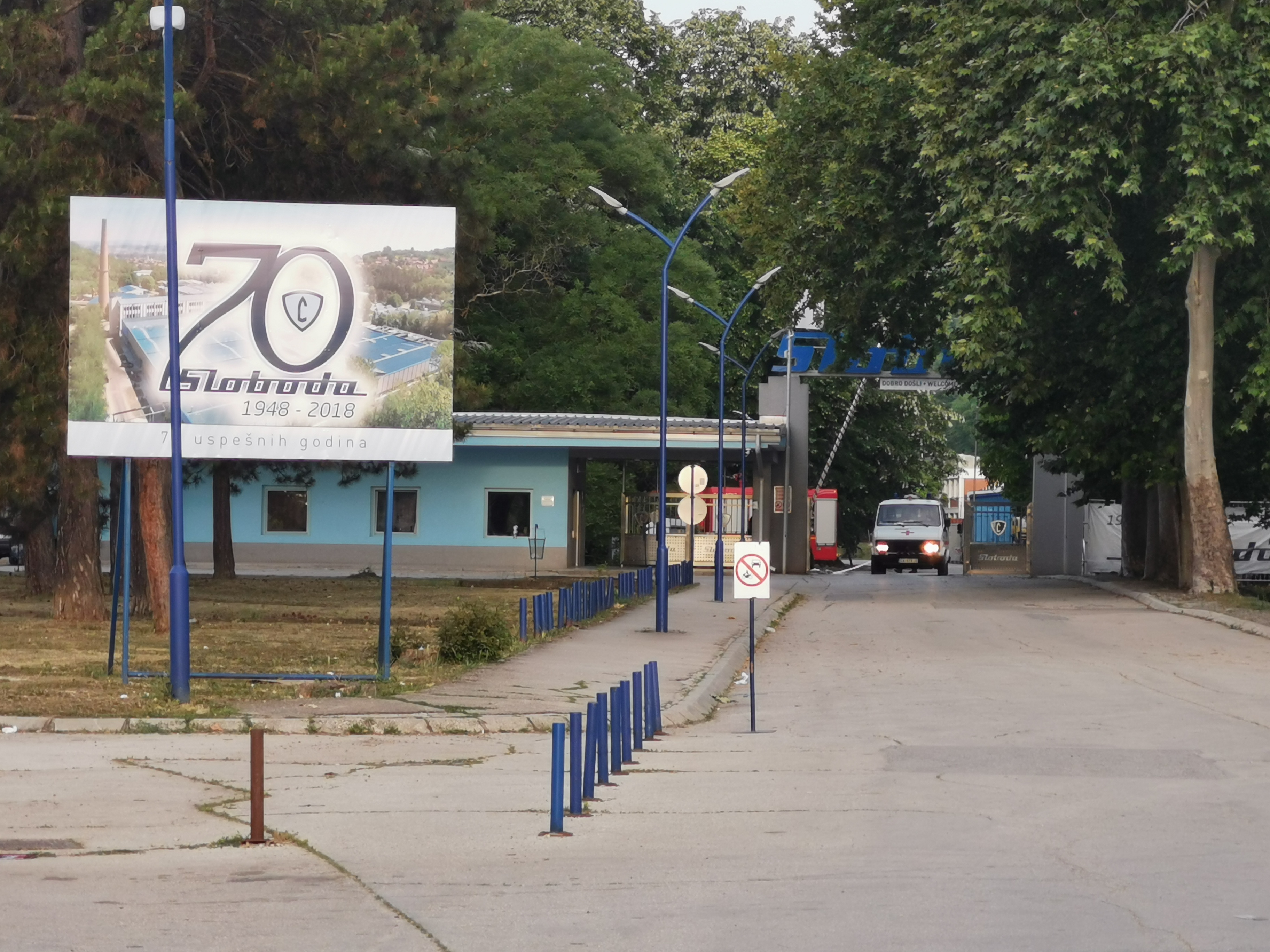 Испред Слободе овог јутра само полиција: Радници  обавештени да не долазе на посао, ситуација са ватром под контролом (ФОТО)
