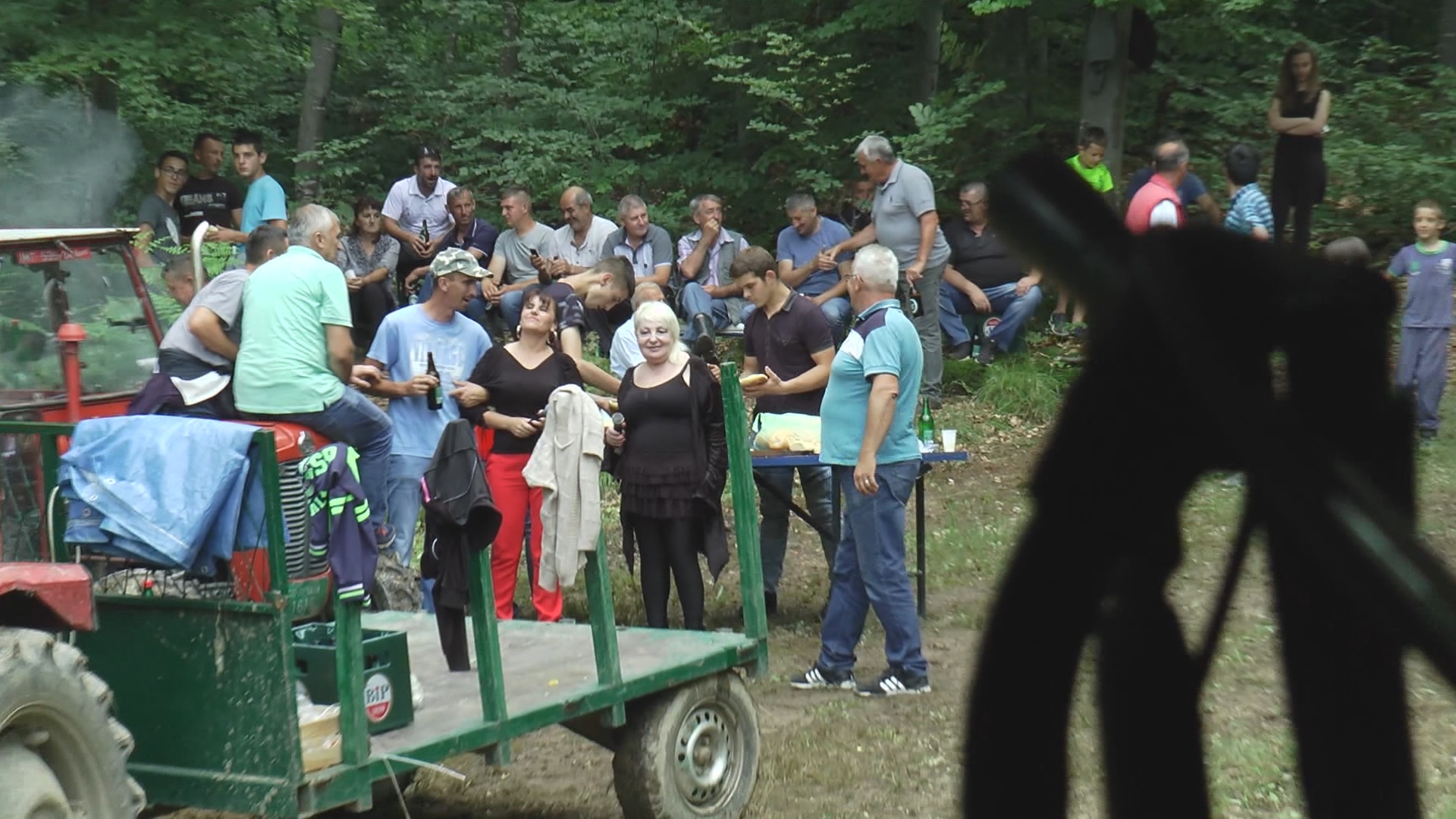 Младожење и удаваче на трећи дан Светих Тројица хрле у драгачевску шуму: За ово свето место верује се да доноси срећу у проналску брачног партнера, пракса показала да је то тачно (ФОТО)