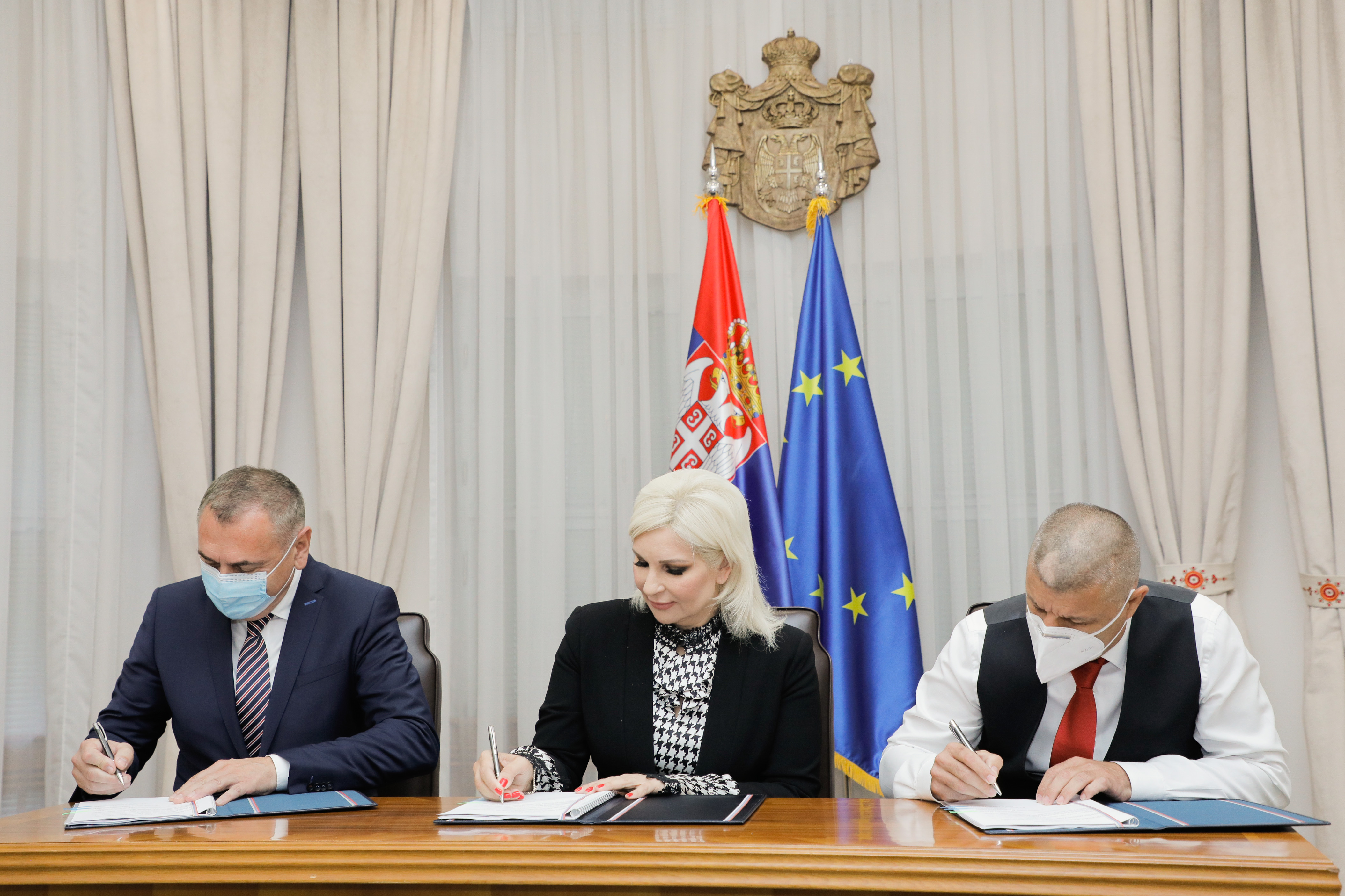 Михајловићева потписала колективне уговоре са пословодством и синдикатима ЕМС-а и „Транснафте“