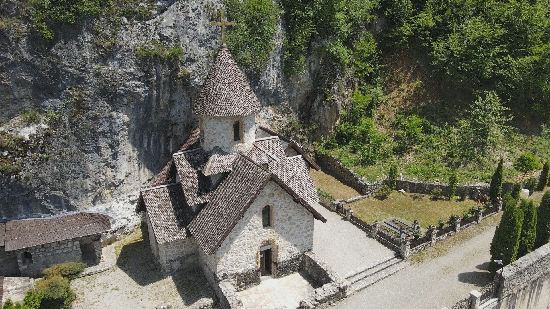 Ово је једна од највећих светиња, а верници до ње не могу да дођу лако/ Фото: РИНА