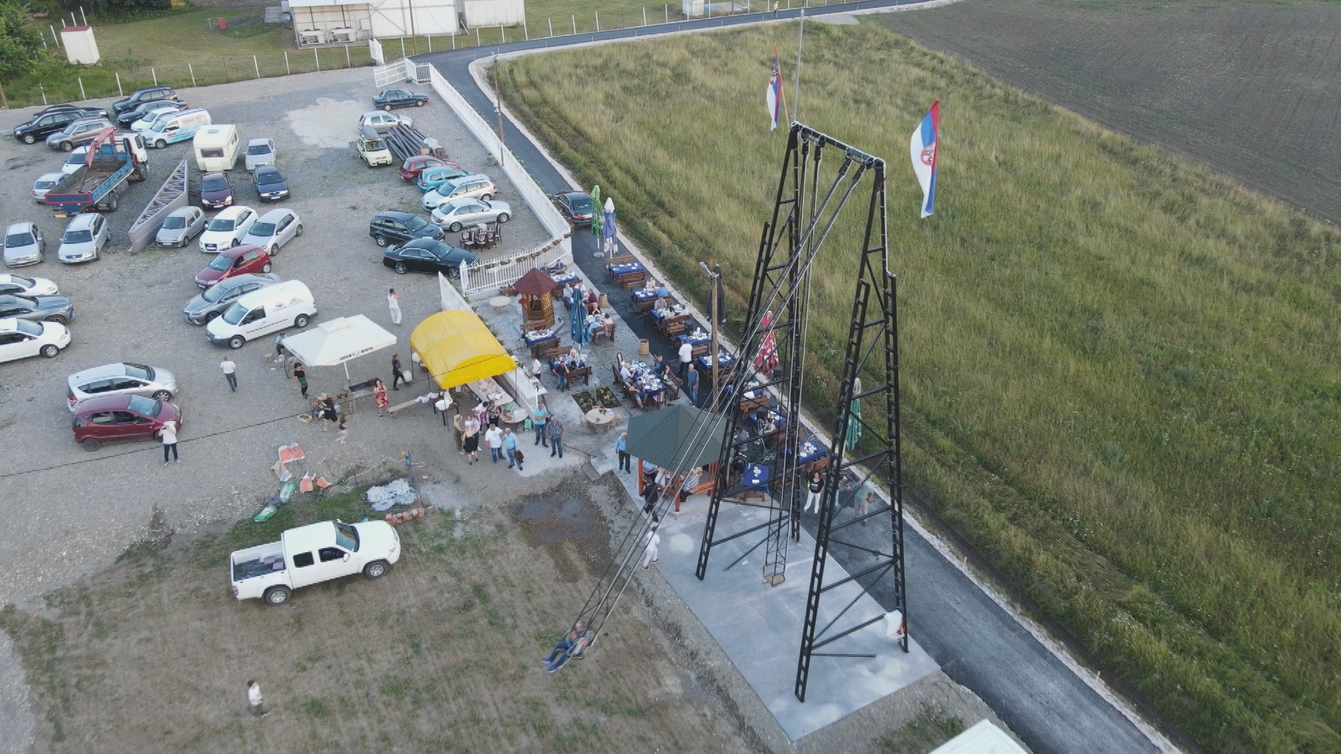 Ко се једном заљуља летеће 36 метара: Намонтирана највећа љуљашка у Србији, невиђена атракција у селу Дракчићи код Краљева (ФОТО)