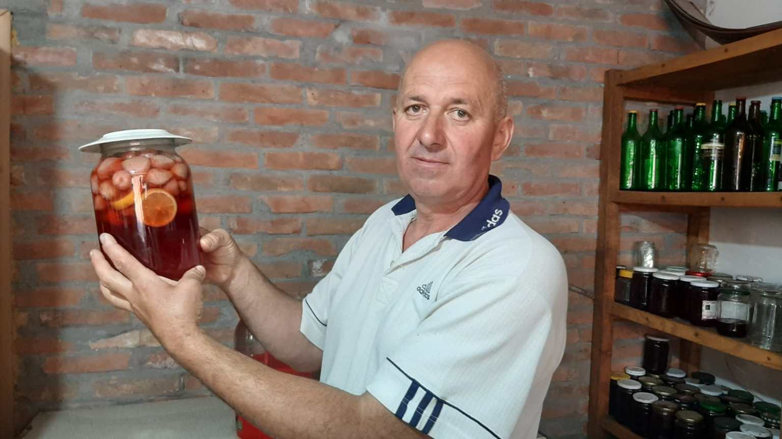 На овом сеоском домаћинству код Тополе ништа се не баца: Јагоде које нису завршиле у гајбицама код купаца, Драган искористио да направи освежавајући ликер (ФОТО)