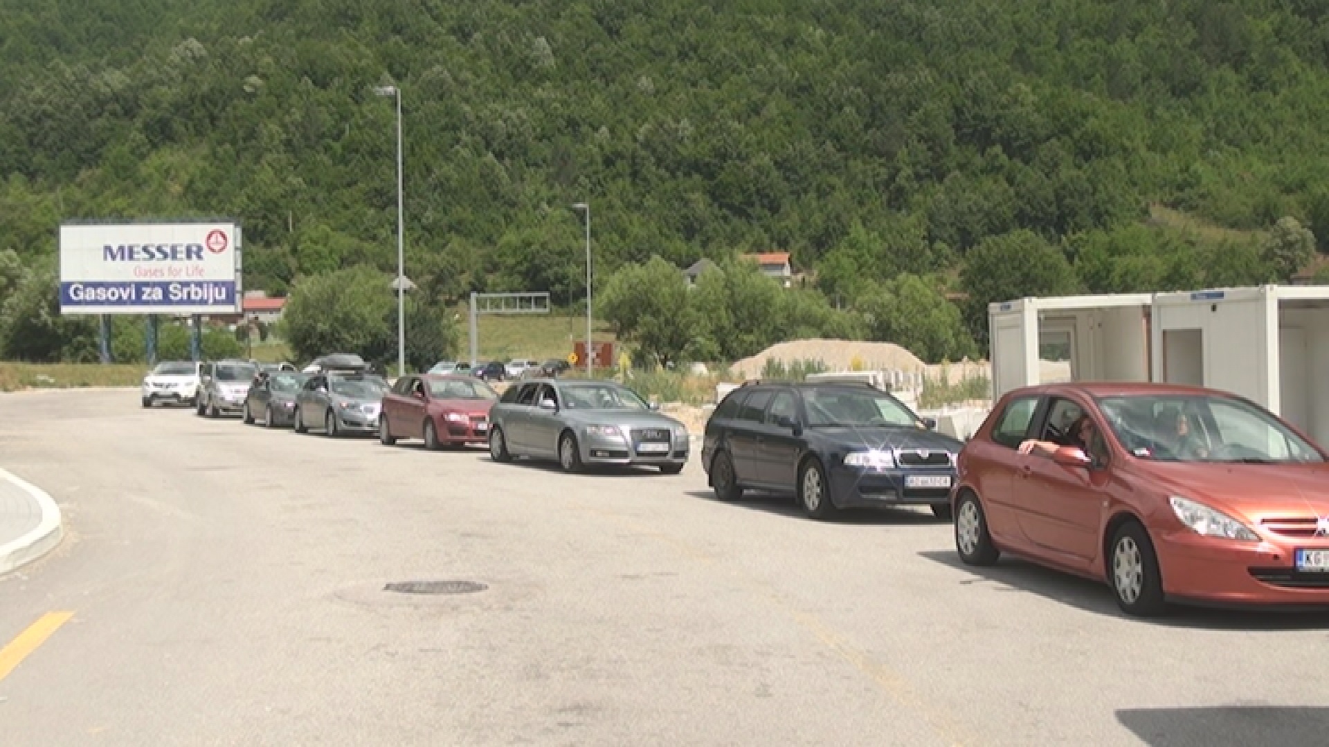 Због повећаног броја возила на граничном прелазу Гостун чека се и до сат времена, фото: РИНА