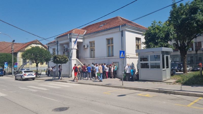 Чачанима цури зној са чела док у редовима чекају за нове пасоше: Заказаним терминима се тргује и на друштвеним мрежама, цена – неколико хиљада динара 