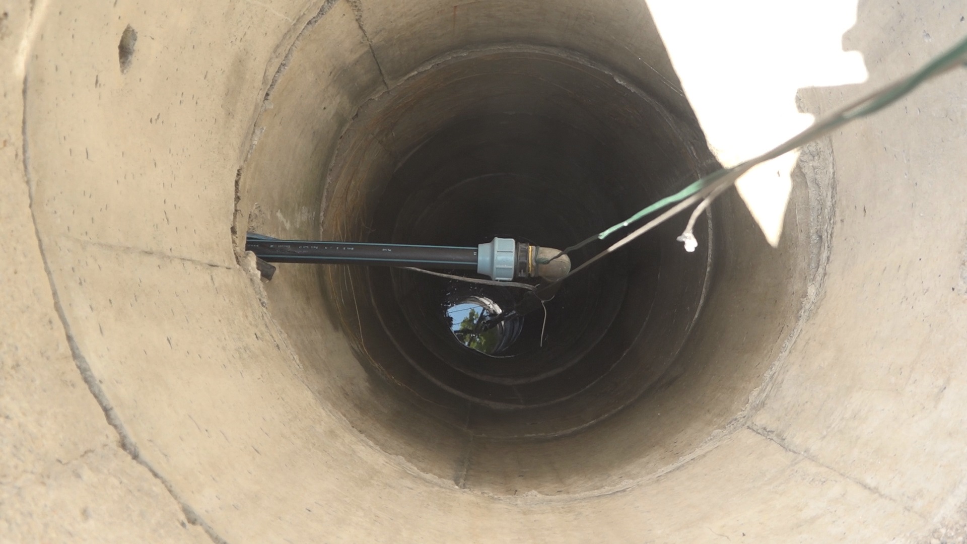 Мештани Мојсиња дуже од десет година муку муче са водоснабдевањем, техничку воду довозе им цистерне, фото: РИНА