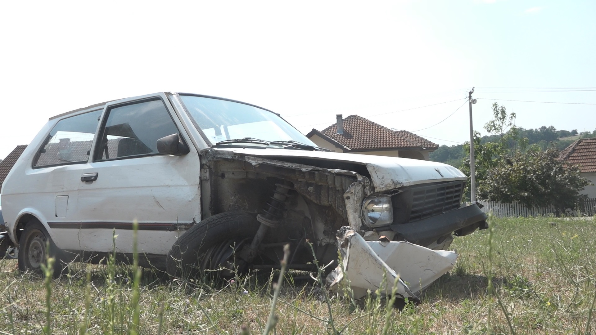 Мештани Доње Трепче у неверици одмахују рукама: Крадљивац „југа“ у поход кренуо са женом и у трактору, овако изгледа ауто који су уништили и комшијске ограде (ФОТО)(ВИДЕО)