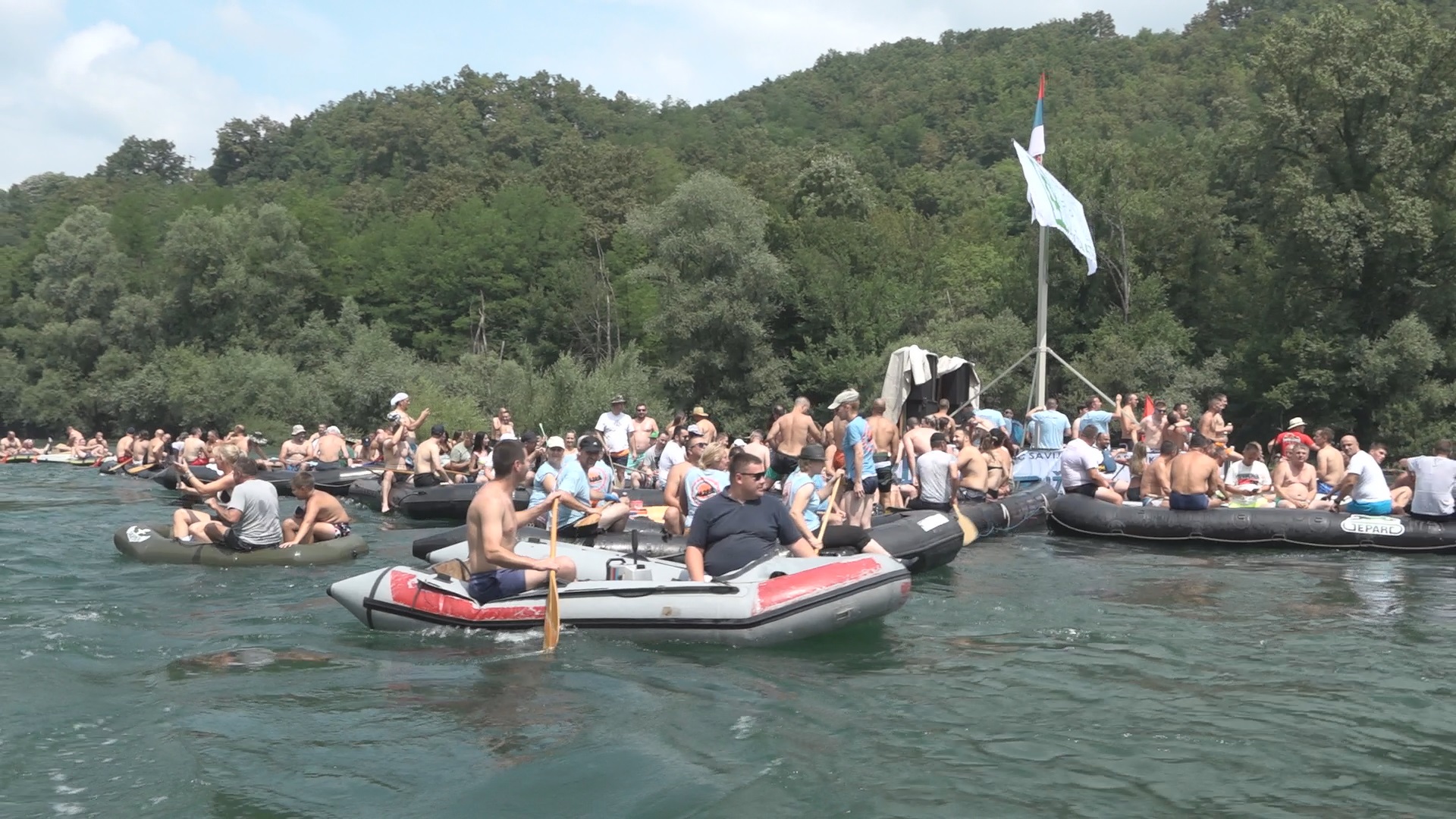 Преко хиљаду чамаца данас је запловило зеленом Дрином/ Фото: РИНА