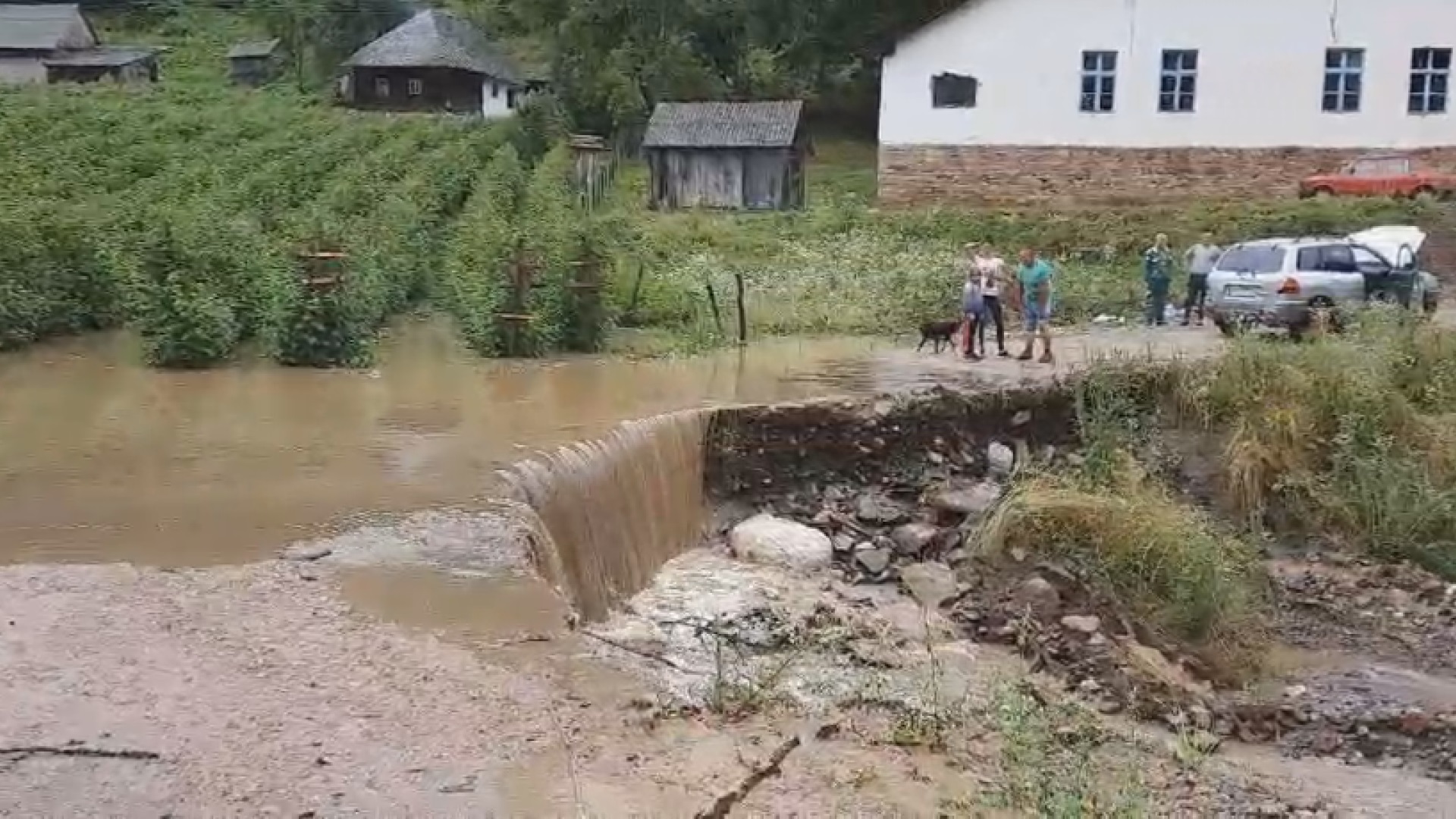 У Ивањици од света одсечено око 100 кућа: Алармантне слике стижу из села Вучак подно Голије, бујични потоци потпуно уништили локалне путеве (ФОТО)(ВИДЕО)