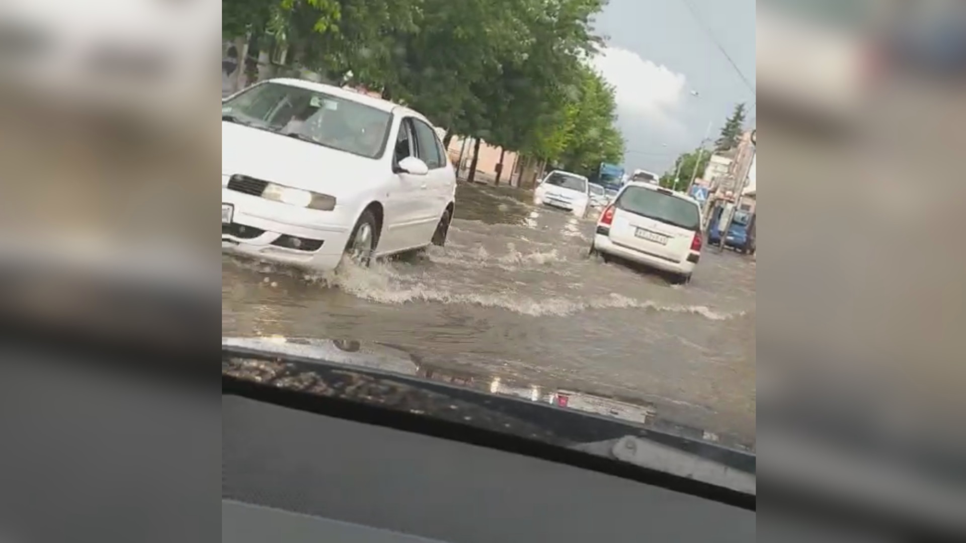 Поплаве у Ћићевцу: Вода ушла у подруме кућа, потопљене и главне градске улице (ВИДЕО)