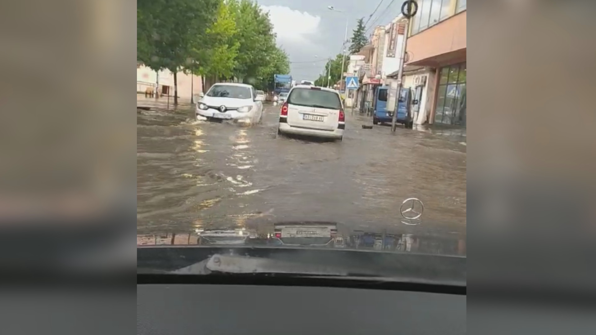 Вода ушла у подруме кућа, потопљене и главне градске улице, фото: РИНА