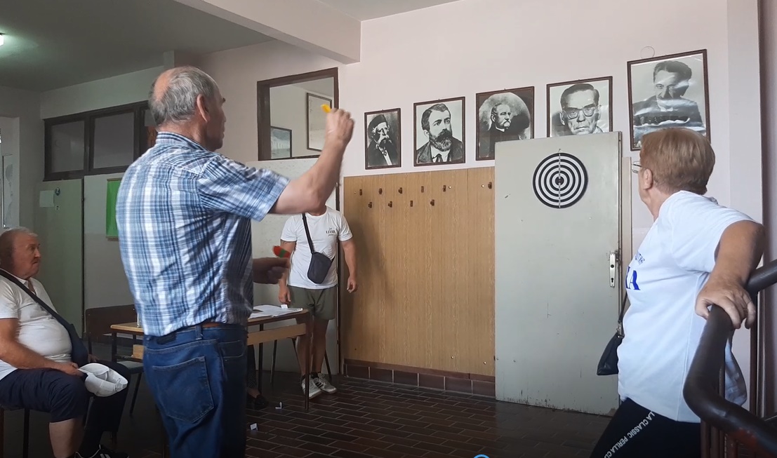 И они имају своје спортове, поносно су стали на црту противницима: Пензионери играли кошарку, давали голове, пуцали из пушке и пикадо погађали тачно у центар