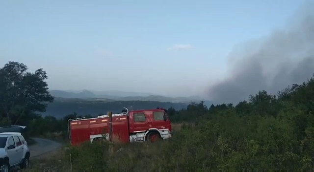 Још једна бесана ноћ је иза нас: Мештани нововарошких села и даље страхују од ватре, пожар локализован са три стране, а пламен сада прети са североистока 