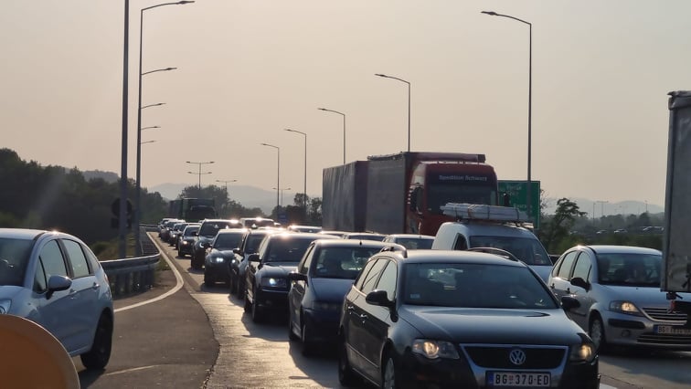 Гужва и на наплатној рампи у Прељини: Дугачка колона на аутопуту Милош Велики, возачи чекају преко пола сата (ФОТО)