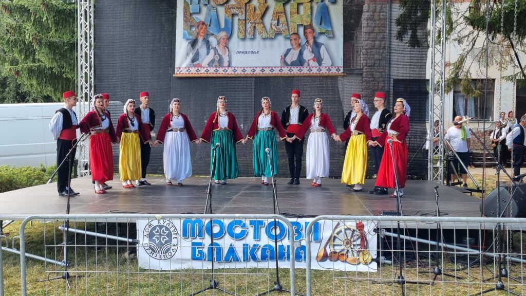 Мостови Балкана спајају народе, вере и традиције: Фолклорни спектакл у Пријепољу окупио учеснике из Србије, Босне, Албаније, Македоније и Црне Горе (ФОТО)