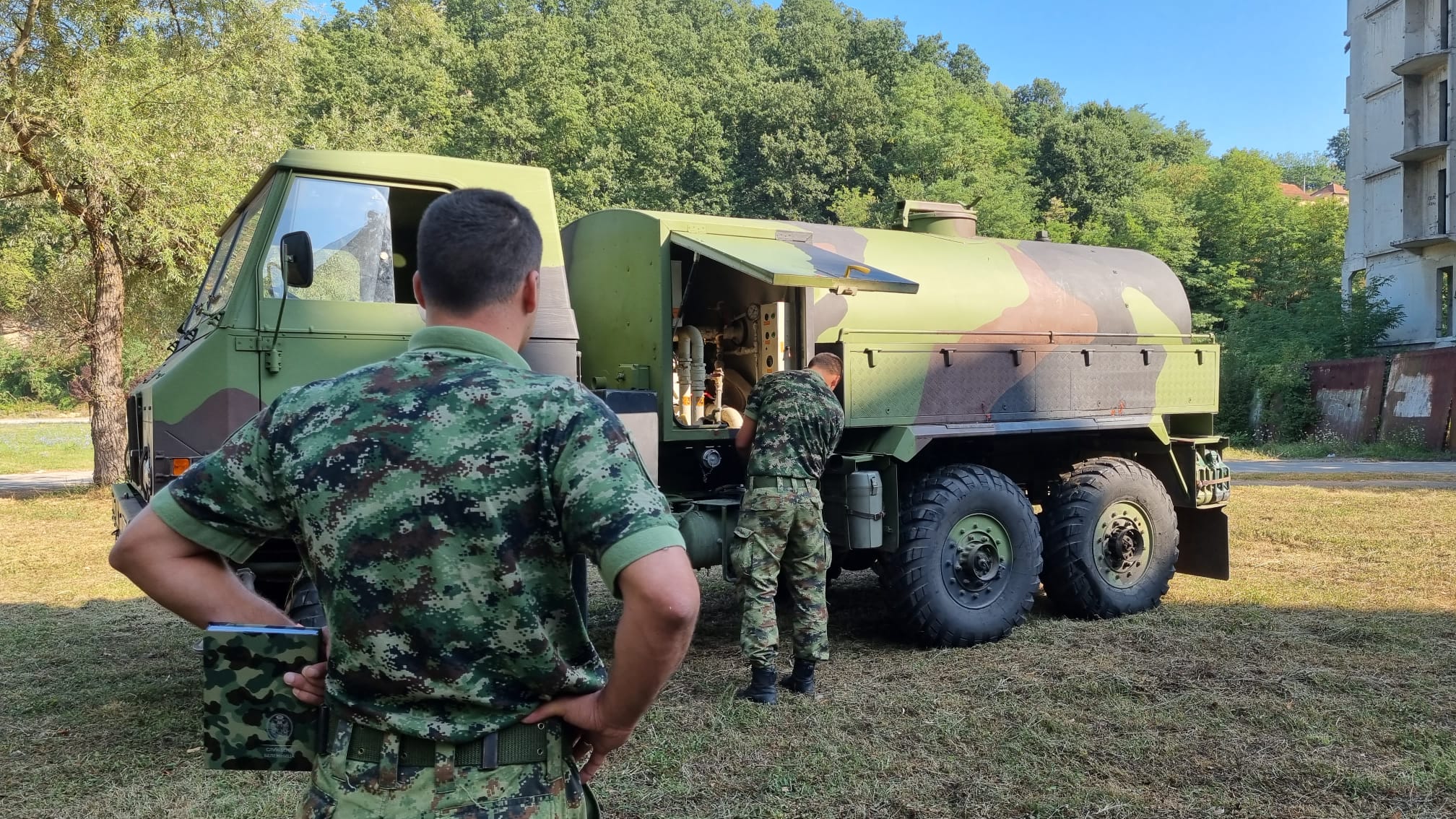 Војне цистерне стигле у Горњи Милановац и Лучане: Сламка спаса за жедне мештане Моравичког округа (ФОТО) (ВИДЕО)