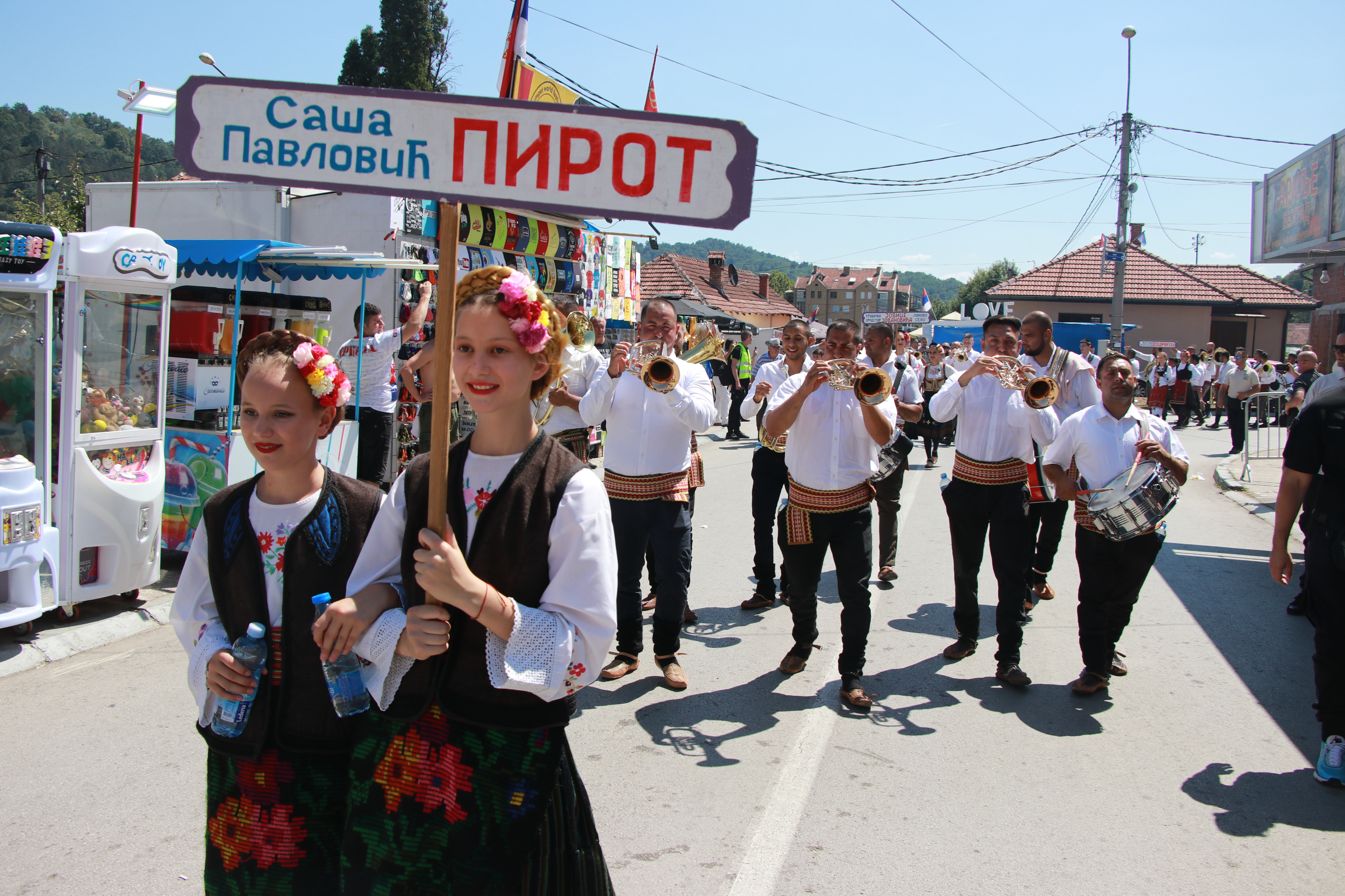 Ово је највеселије место на Балкану: Гори Гуча овог августа, трубачи изашли на мегдан и пре такмичења, улицама прошла несвакидашња поворка (ФОТО)(ВИДЕО) 