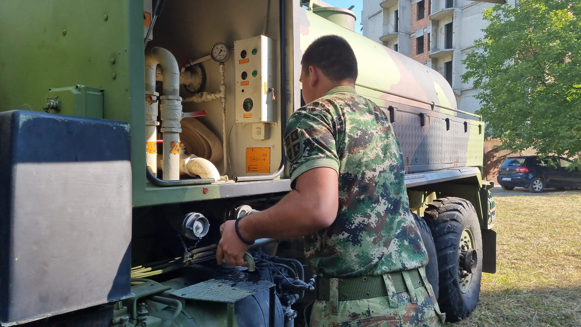 Најтраженије возило у селима Горњег Милановца које се жељно ишчекује: Војне цистерне до Љутовнице превезле 24.600 воде, мештани у веома тешкој ситуацији