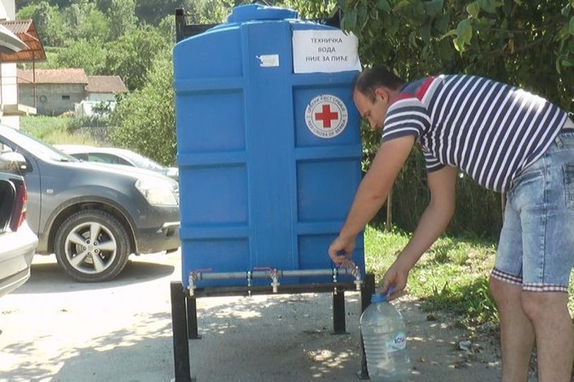 Док једни немају ни за пиће, други заливају баште: Ригорозне казне за све који краду воду и постваљају дивље прикључке 