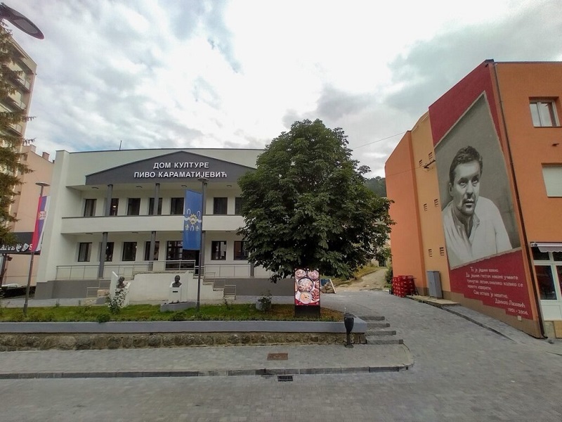 Југословенски бард  добио мурал у родном граду: Данило Лазовић смеши се са зграде у Старом делу Прибоја (ФОТО)