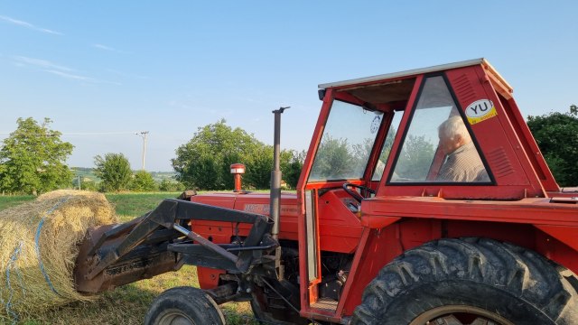 И у удаљена места Нове Вароши стиже нова механизација: Олакшан рад на селу младих пољопривредника