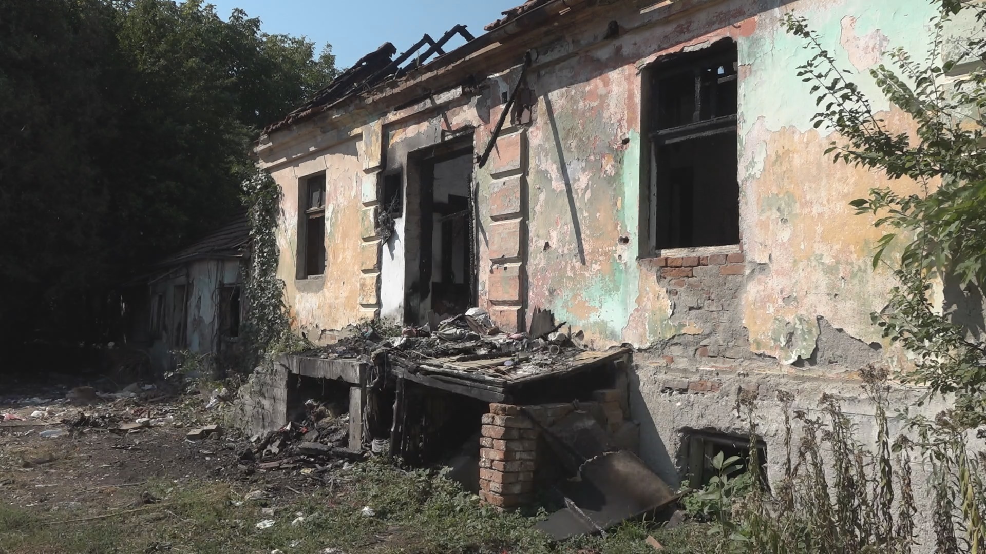 Прво су уочили лобању, а затим и кости: Комунални радници из Чачка у кући страве затекли језиве призоре, обдукција ће показати да ли скелет припада мушкарцу или жени 