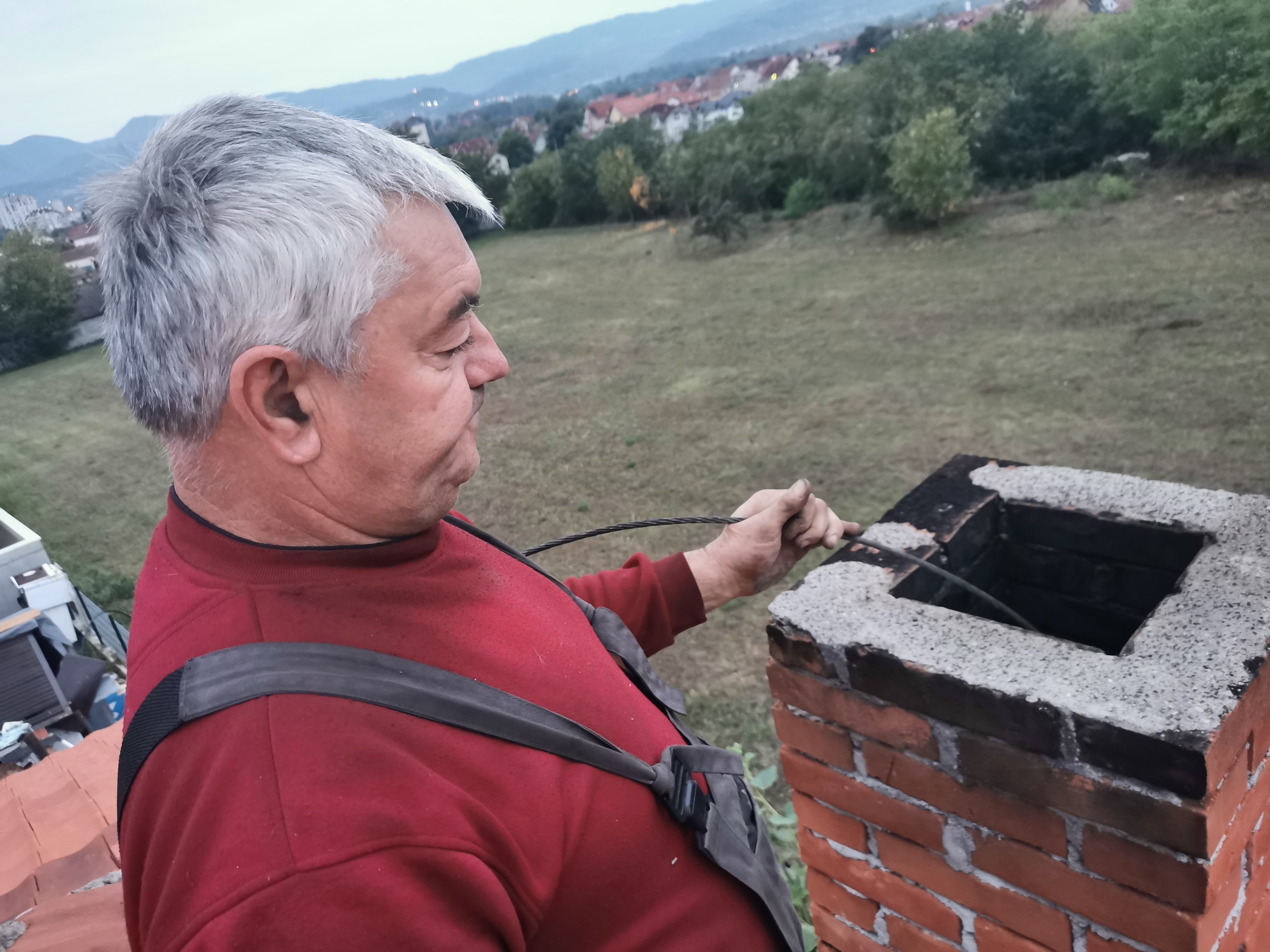 Он је краљ чачанских кровова коме руке јесу гараве, али је образ чист: Ђуру телефон не престаје да звони, један је од ретких оџачара у чачанском крају (ФОТО)