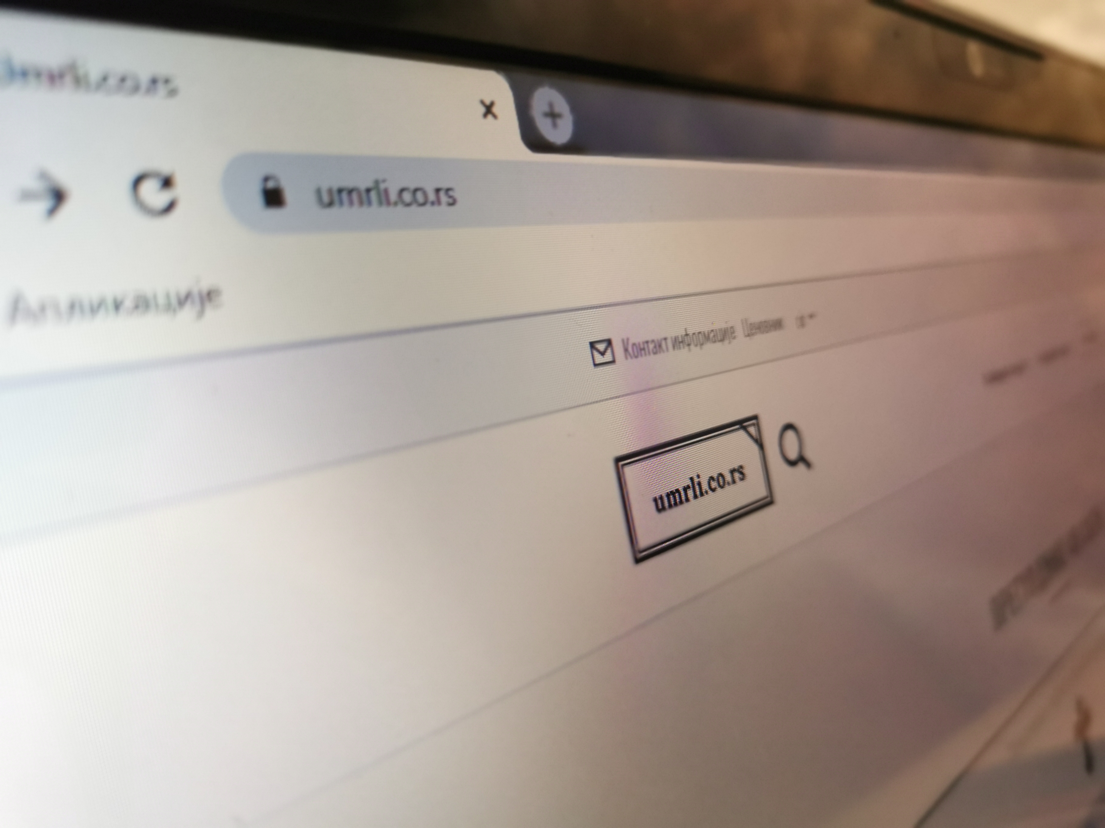 Мртви се селе на онај свет, али и на интернет: Двојица младића из Чачка покренула јединствен сајт у Србији, умрилце окачене на бандеру у Чачку ће постати прошлост (ФОТО)
